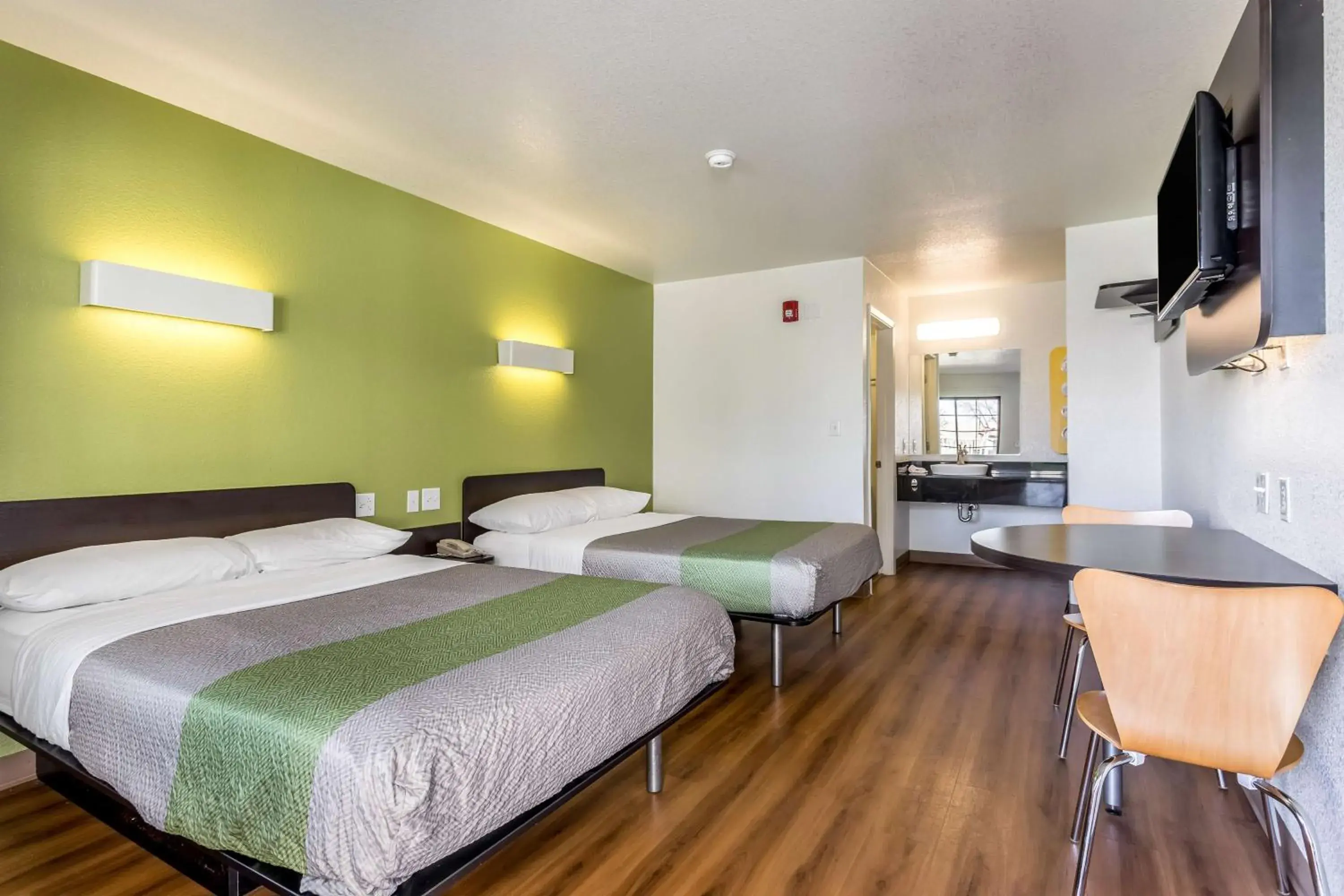 TV and multimedia, Bed in Motel 6-El Paso, TX - East TV and multimedia, Bed in Motel 6-El Paso, TX - East