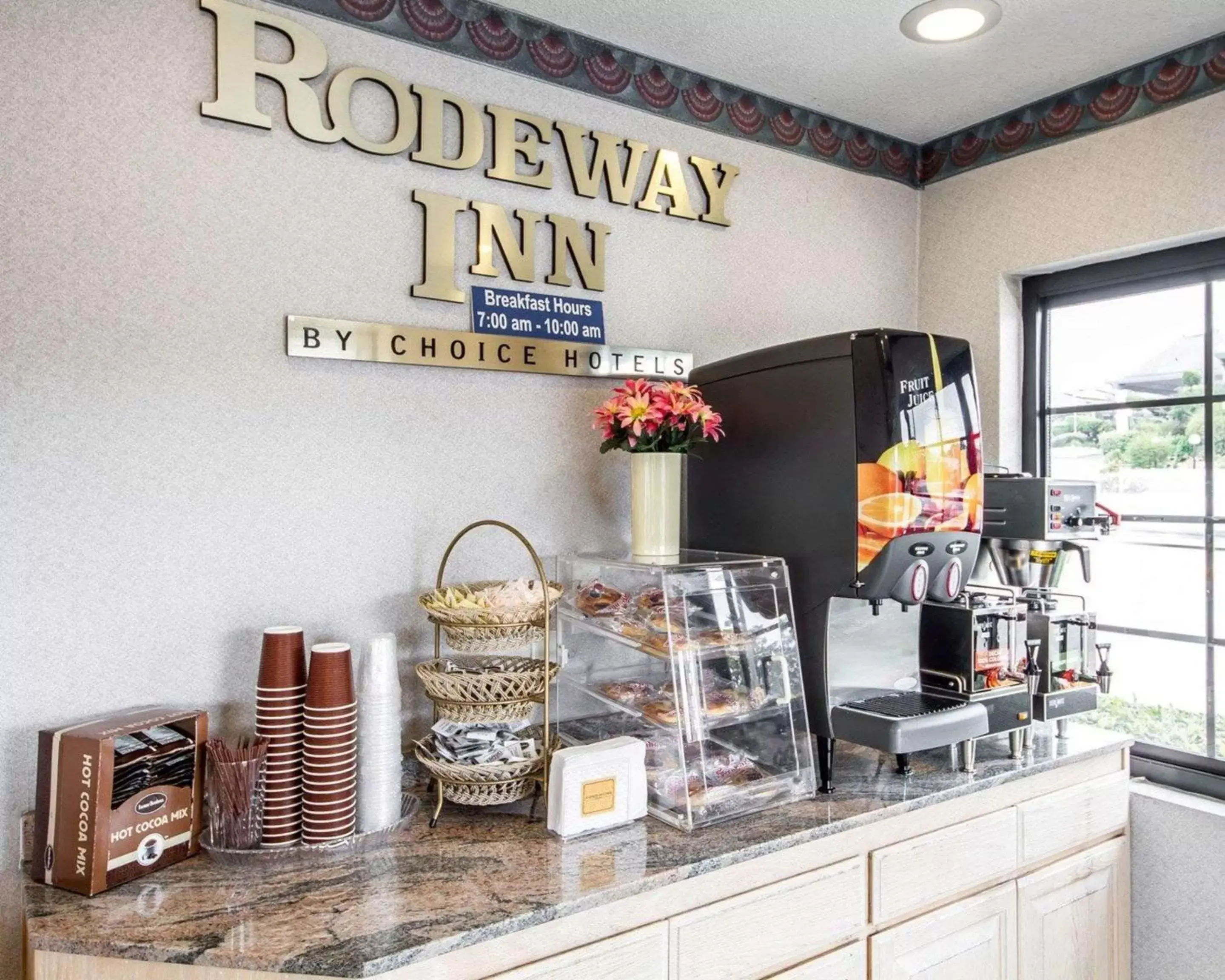 Restaurant/places to eat in Rodeway Inn Monterey Near Fairgrounds