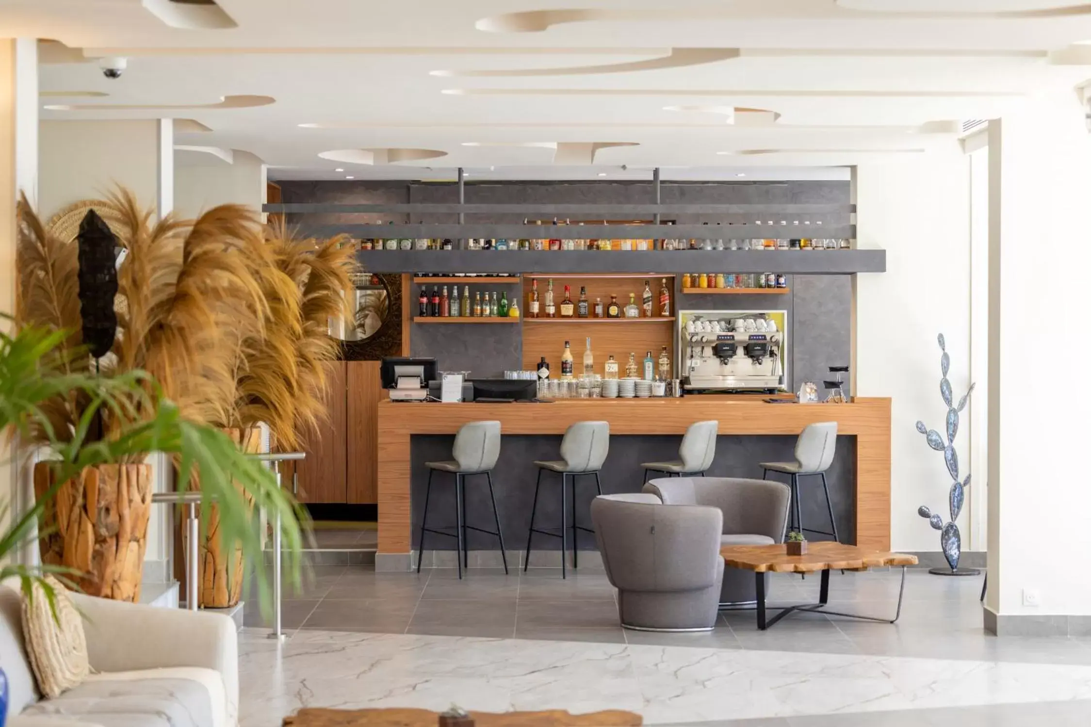 Lounge or bar, Lounge/Bar in Luxotel Cannes