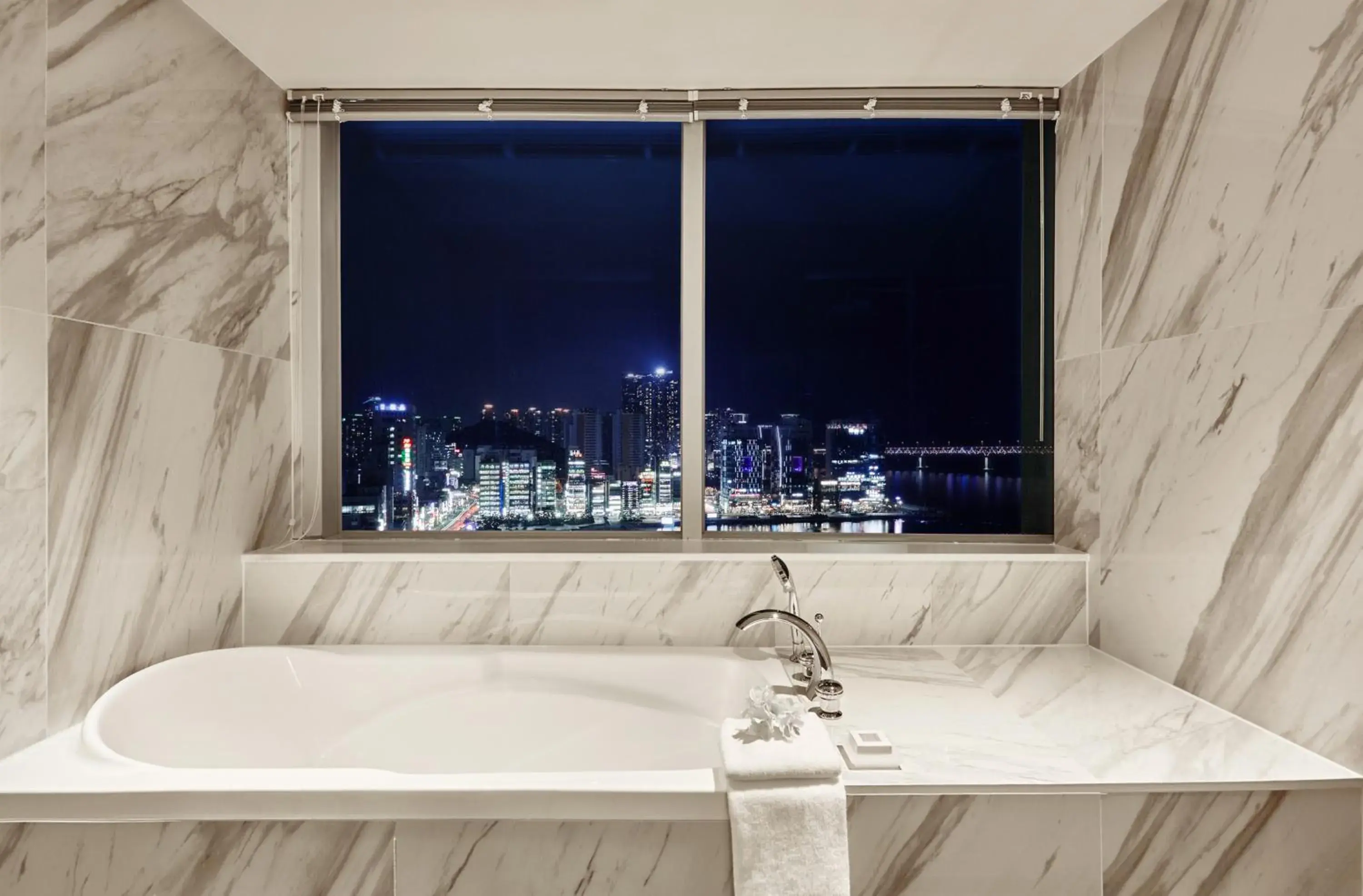 Night, Bathroom in Kent Hotel Gwangalli By Kensington