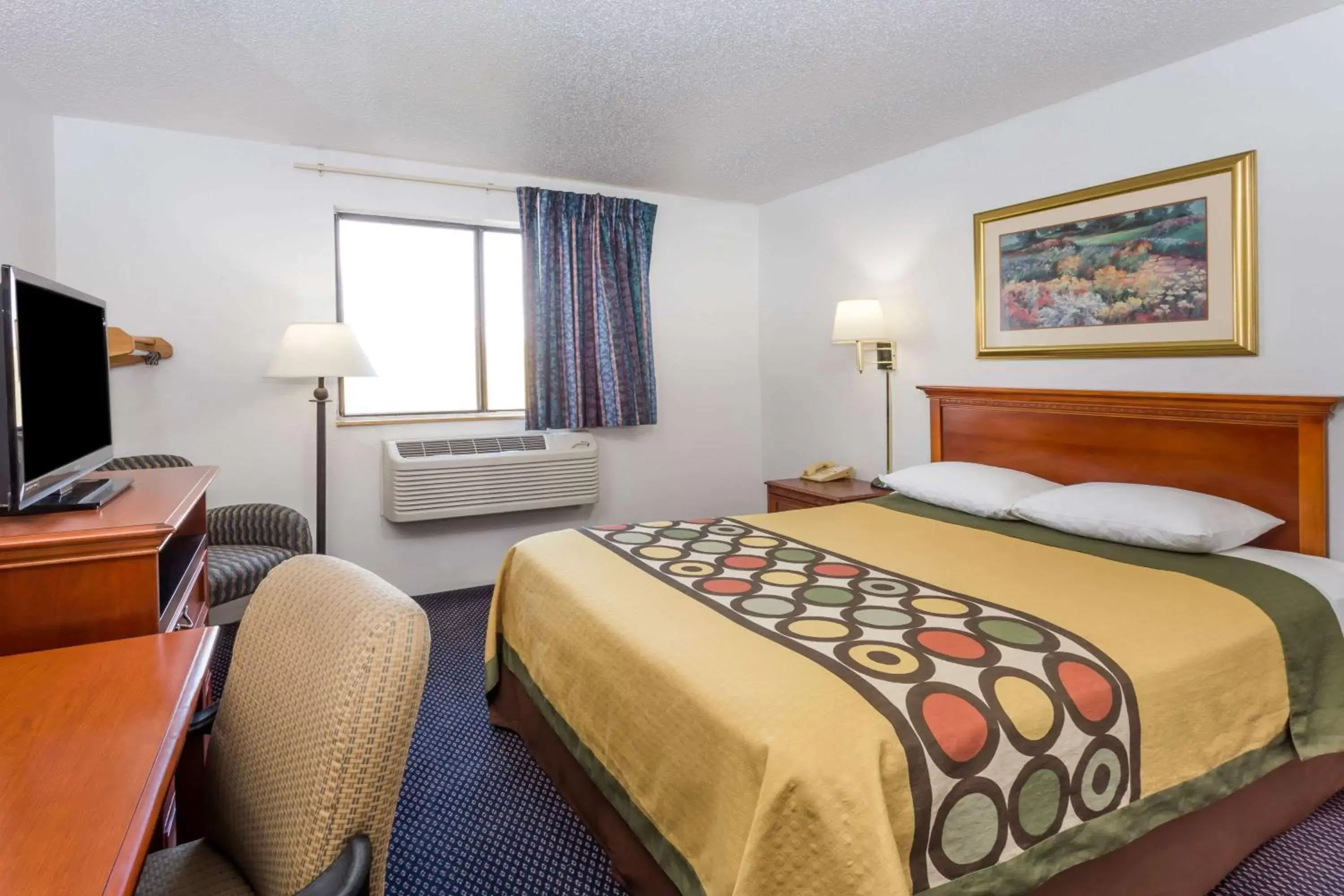 Photo of the whole room, Bed in Super 8 by Wyndham Pontiac