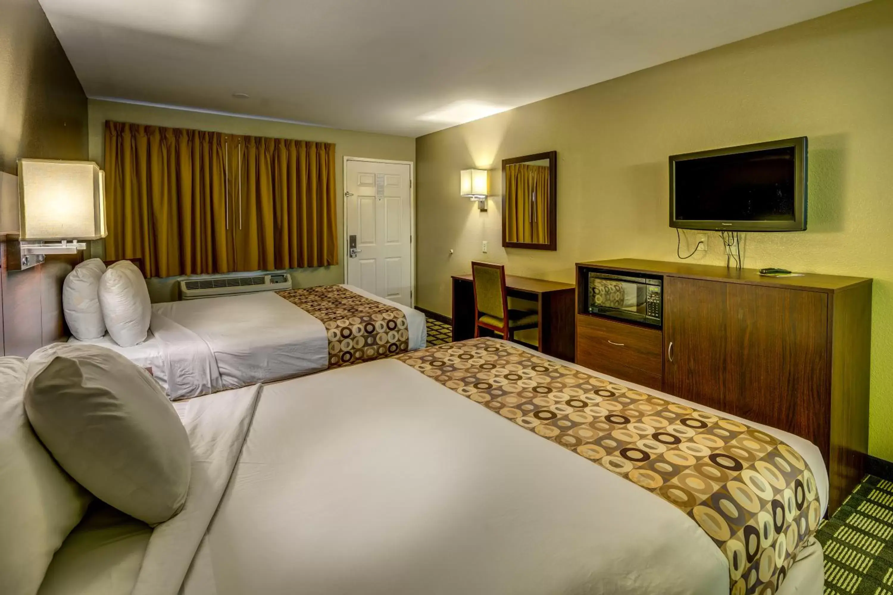 Living room, Bed in Travelers Inn - Phoenix