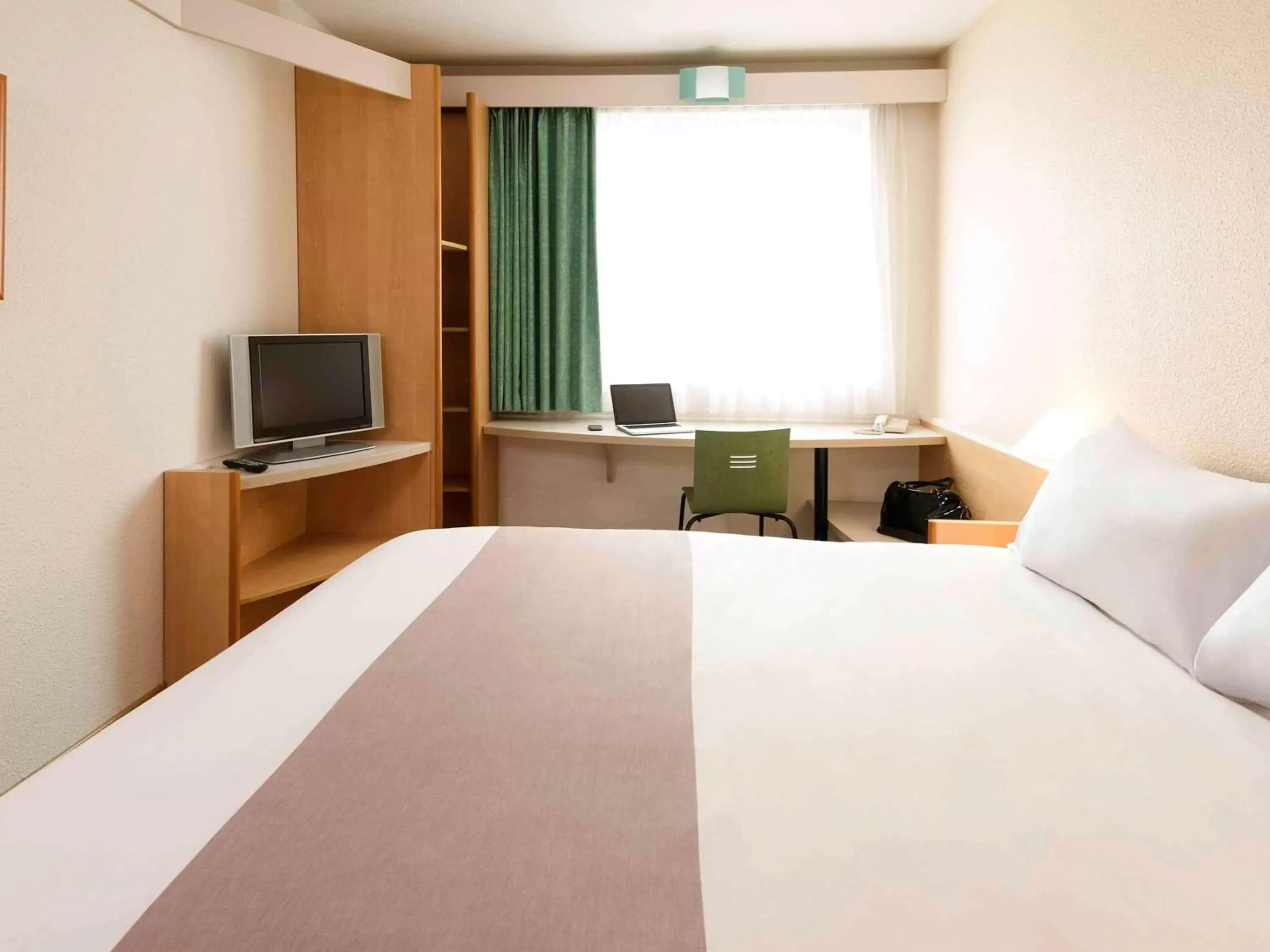 Photo of the whole room, Bed in ibis Namur Centre