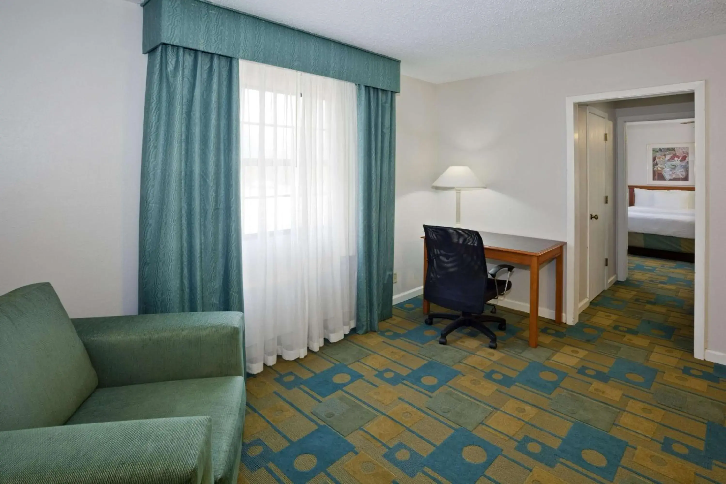 Photo of the whole room, Seating Area in La Quinta Inn by Wyndham Omaha West