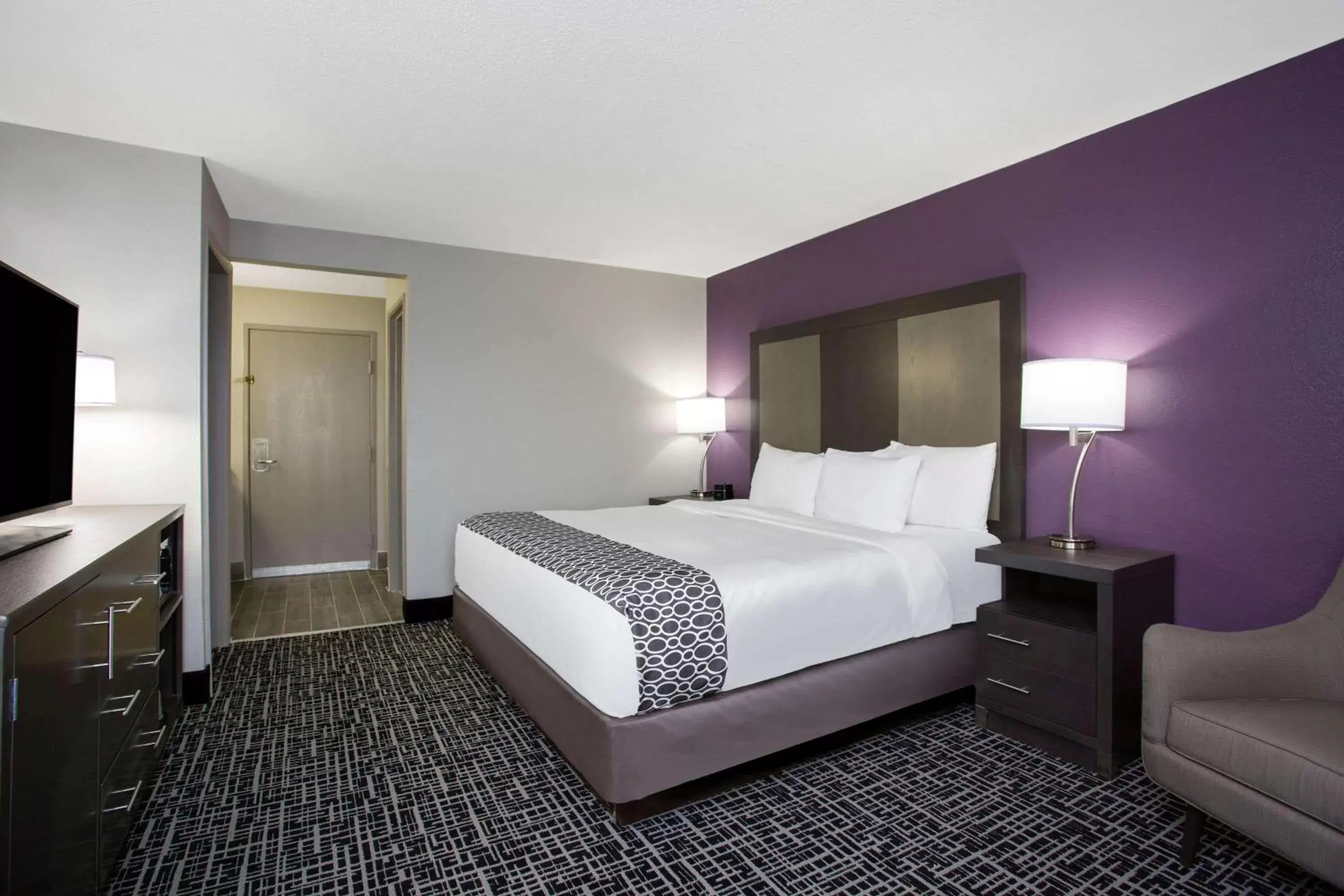 Photo of the whole room, Bed in La Quinta Inn by Wyndham Roanoke Salem