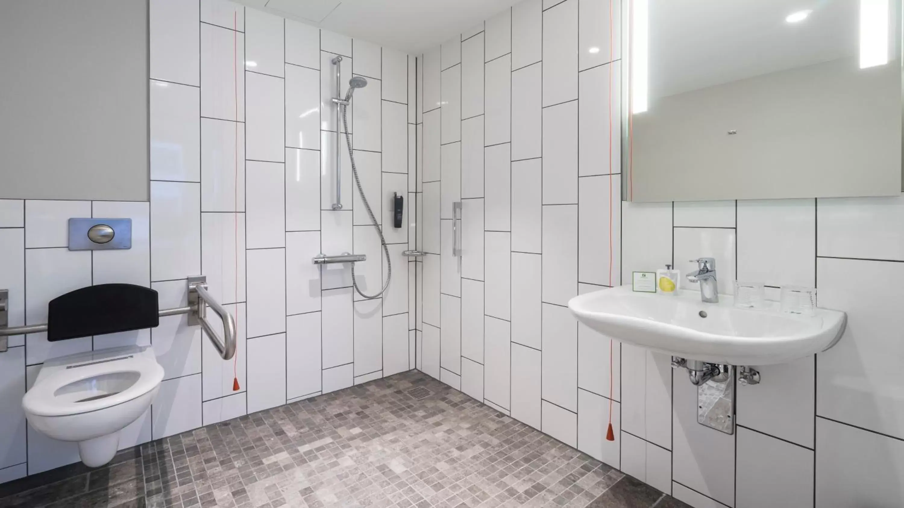 Photo of the whole room, Bathroom in Holiday Inn Hamburg - City Nord, an IHG Hotel