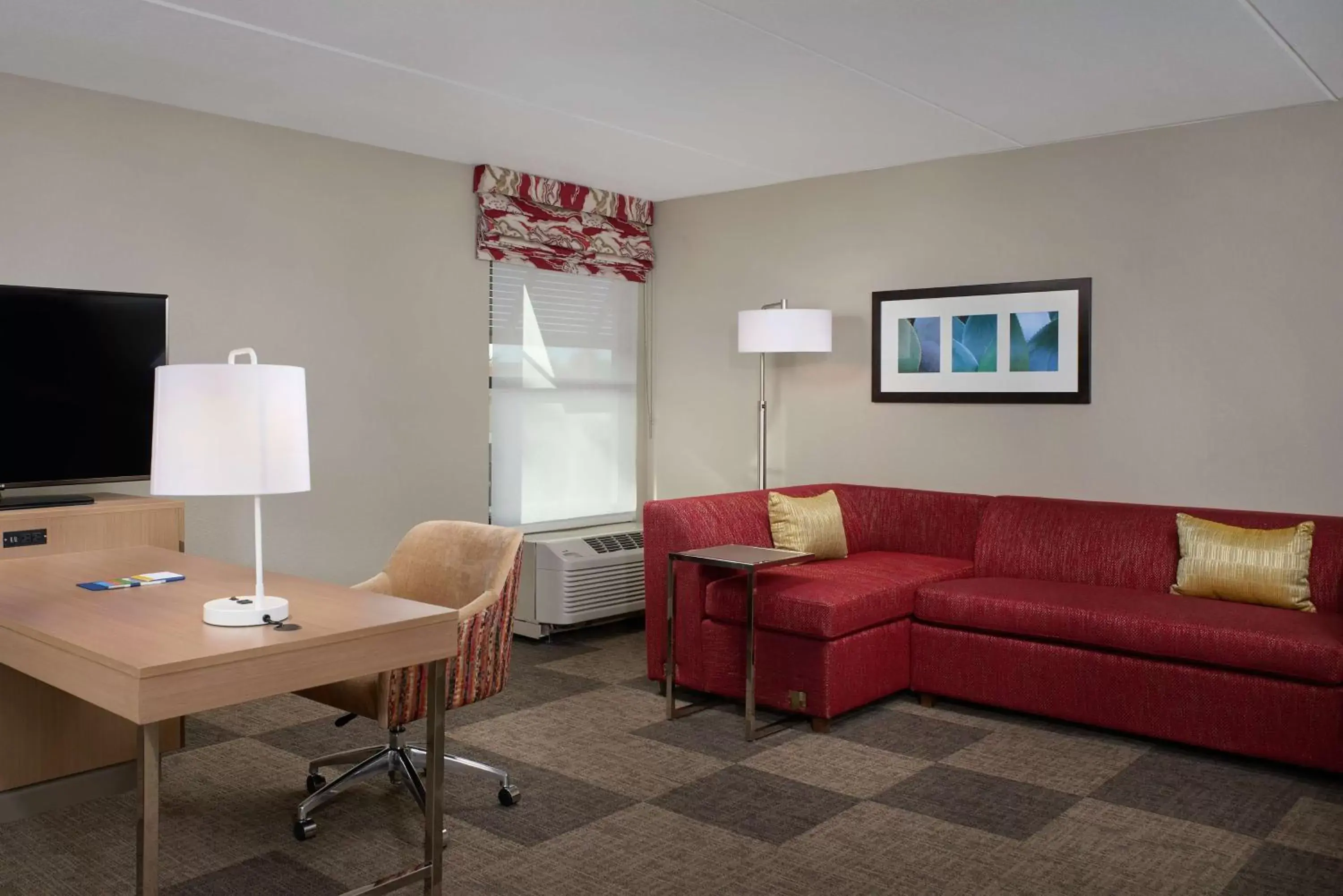 Bedroom, Seating Area in Hampton Inn & Suites Scottsdale On Shea Blvd