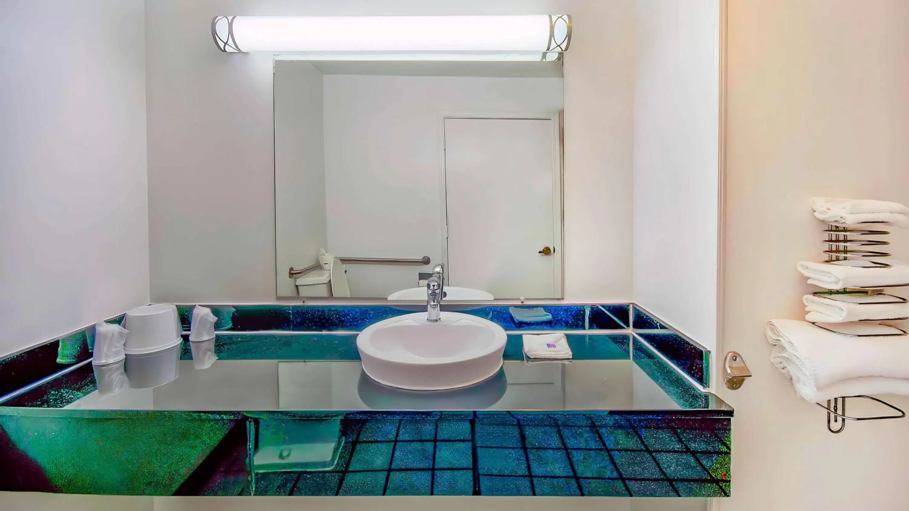 Bedroom in Motel 6-Grand Rivers, KY