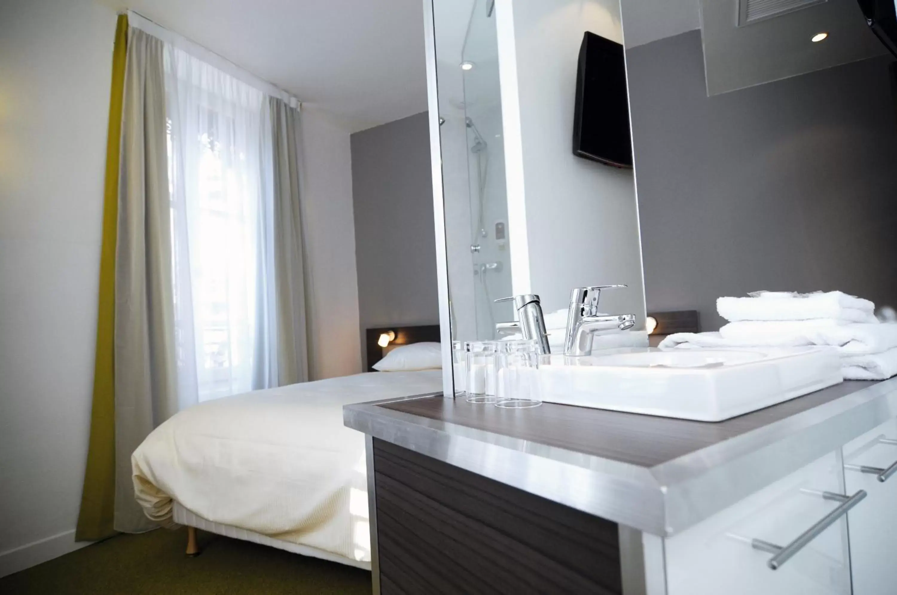 Photo of the whole room, Bathroom in Hôtel Le Cousture