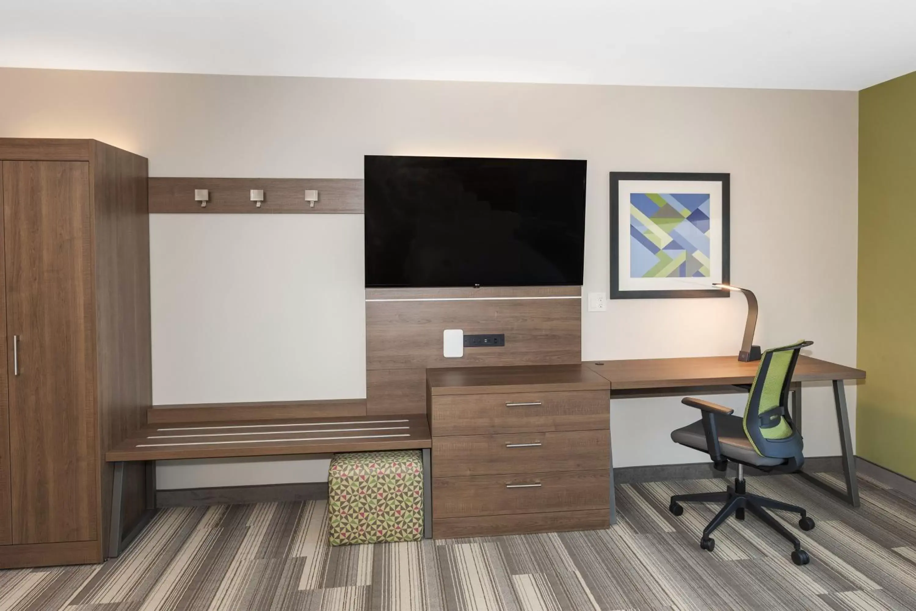 Photo of the whole room, TV/Entertainment Center in Holiday Inn Express & Suites - Hudson I-94, an IHG Hotel