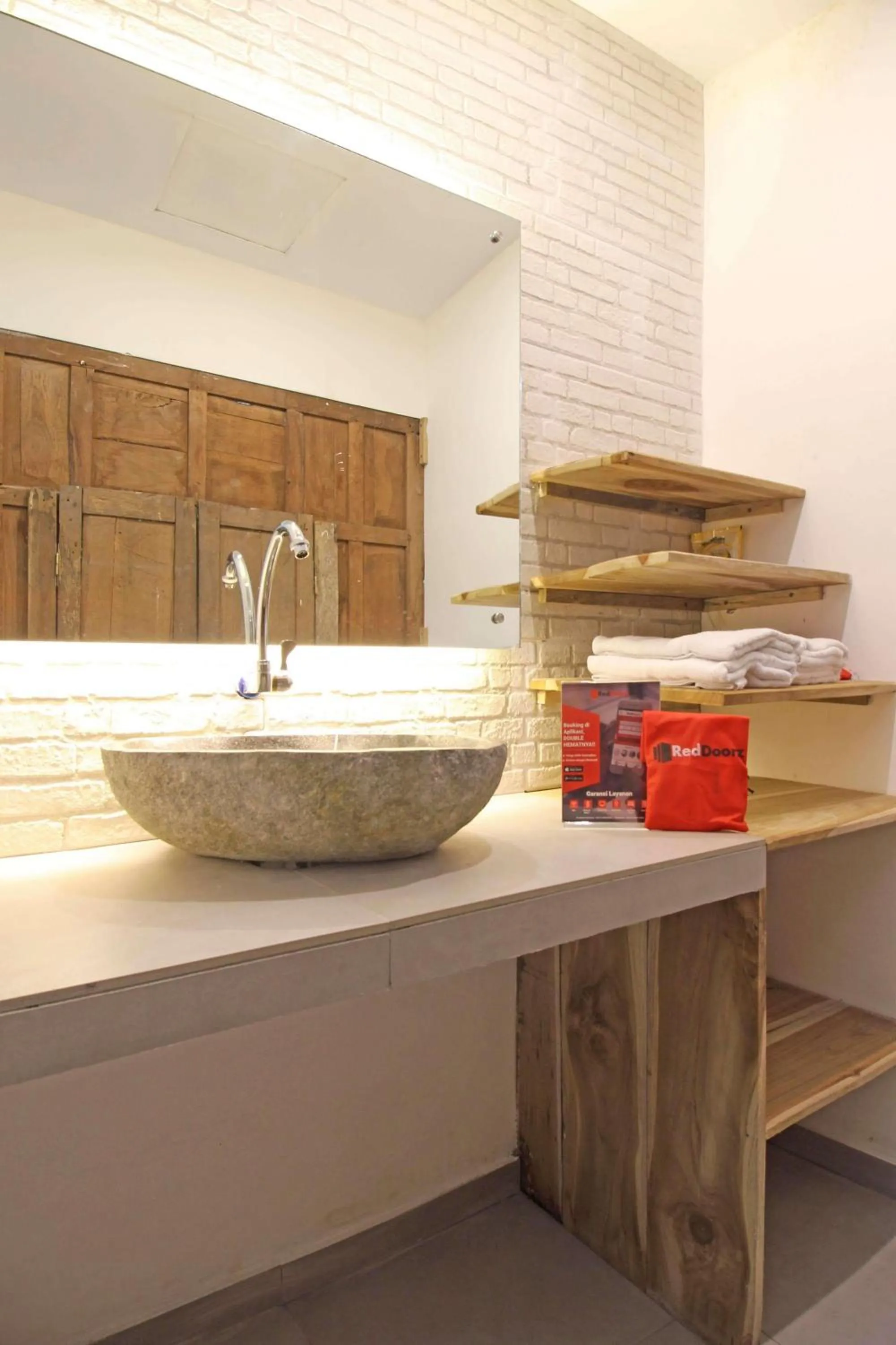 Bathroom in RedDoorz near Pojok Beteng Prawirotaman