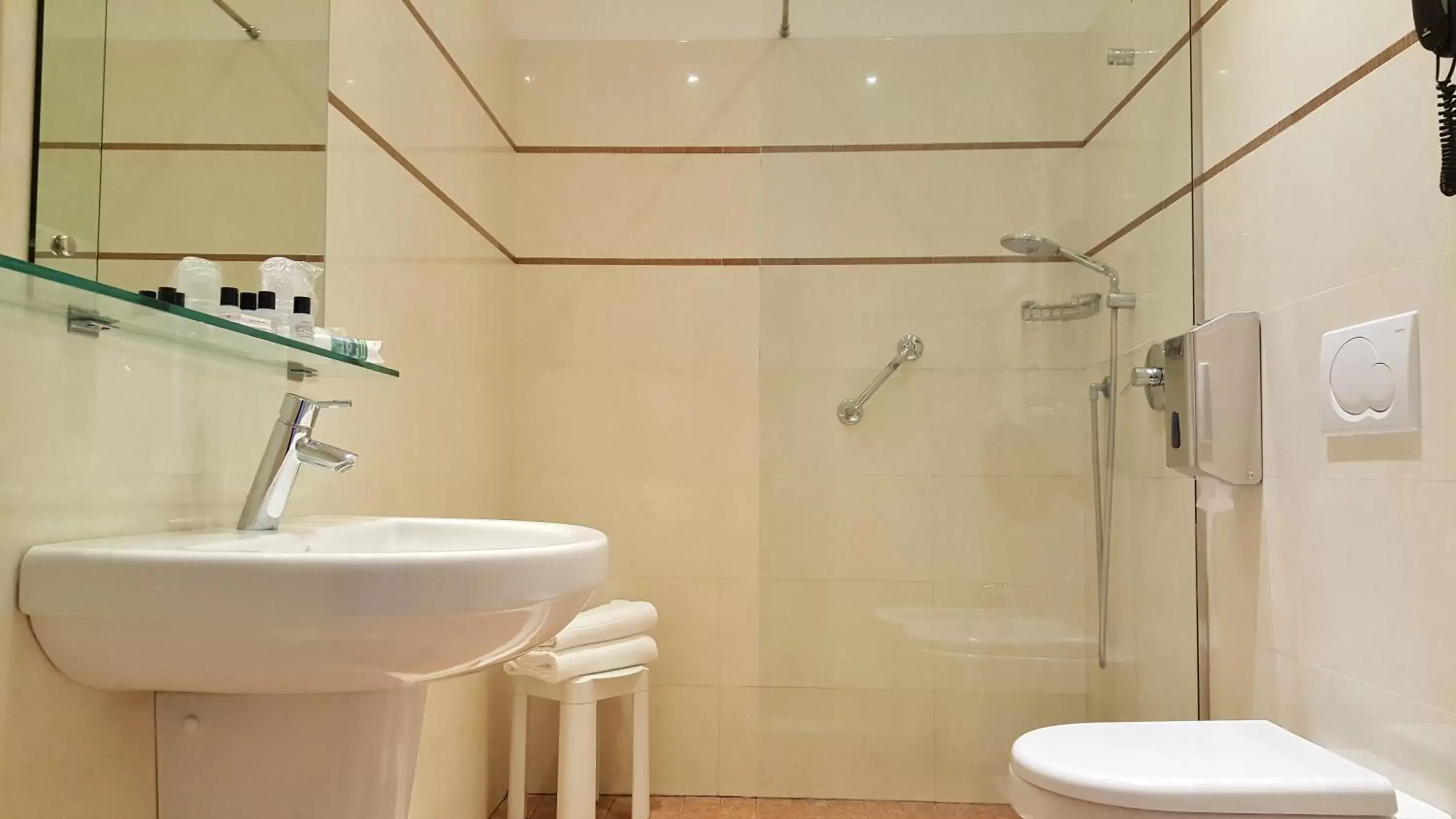 Bathroom in Hotel Roma e Rocca Cavour