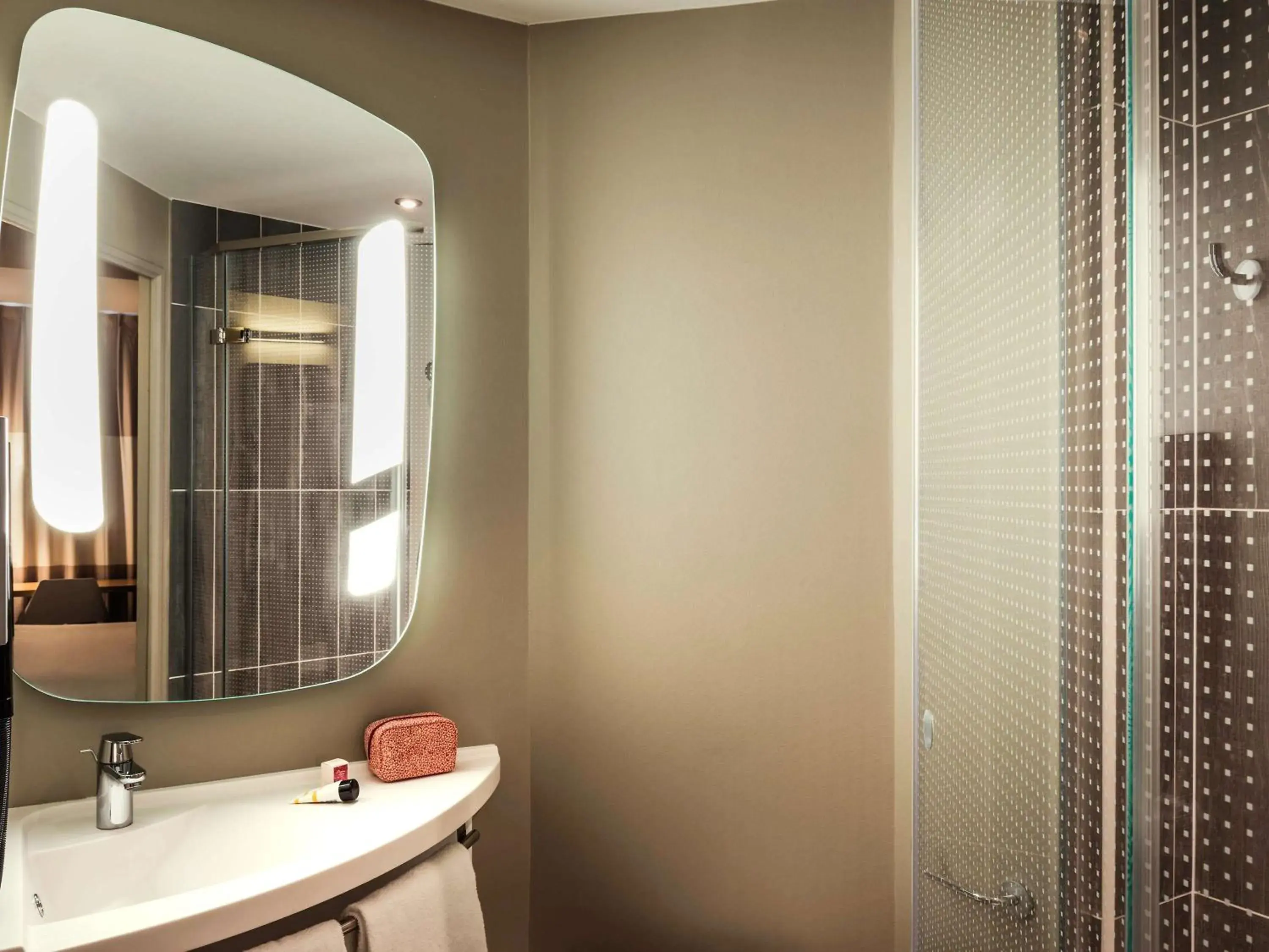 Photo of the whole room, Bathroom in ibis Saint Quentin en Yvelines - Velodrome