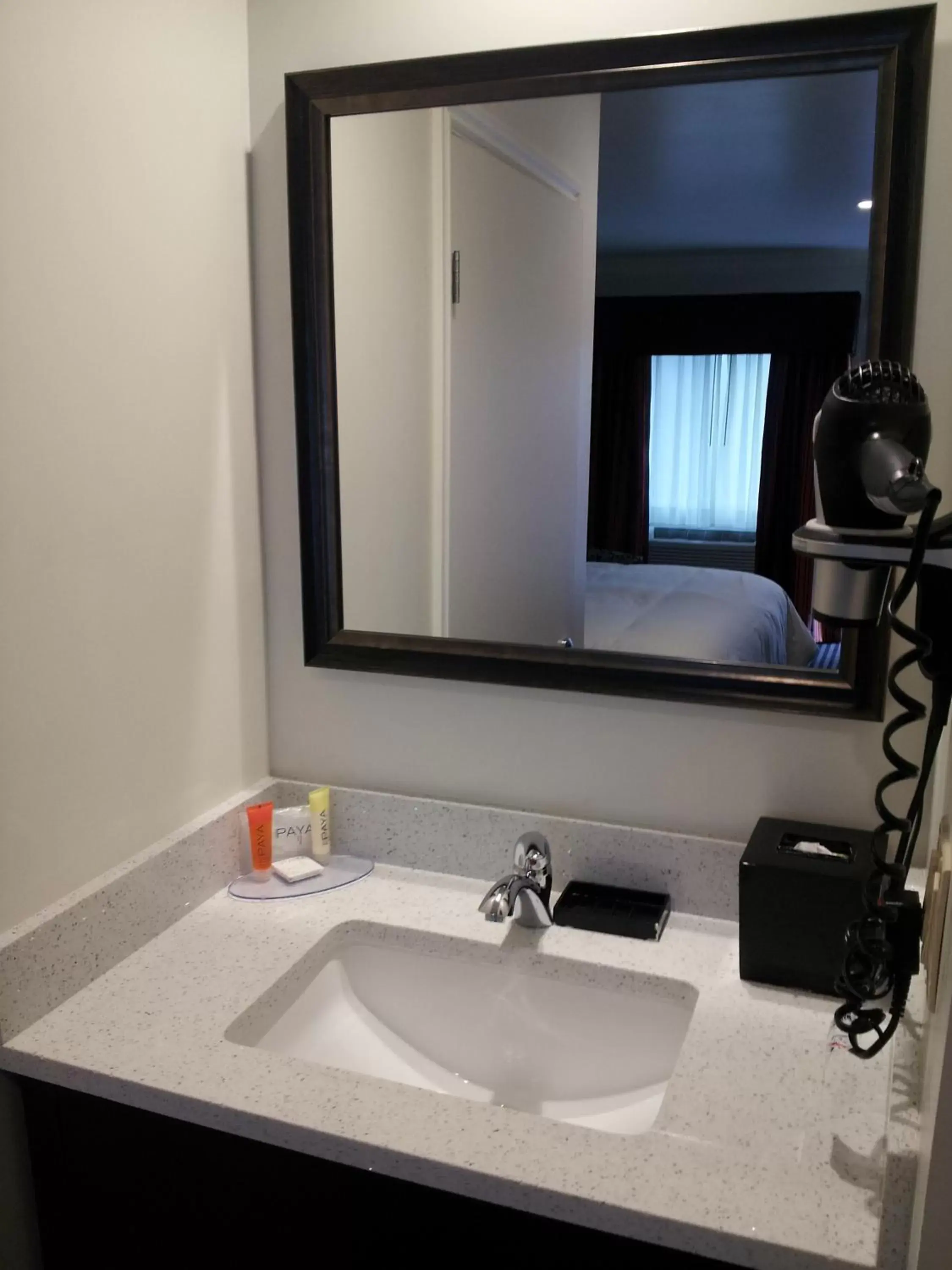 Shower, Bathroom in Seaside Inn