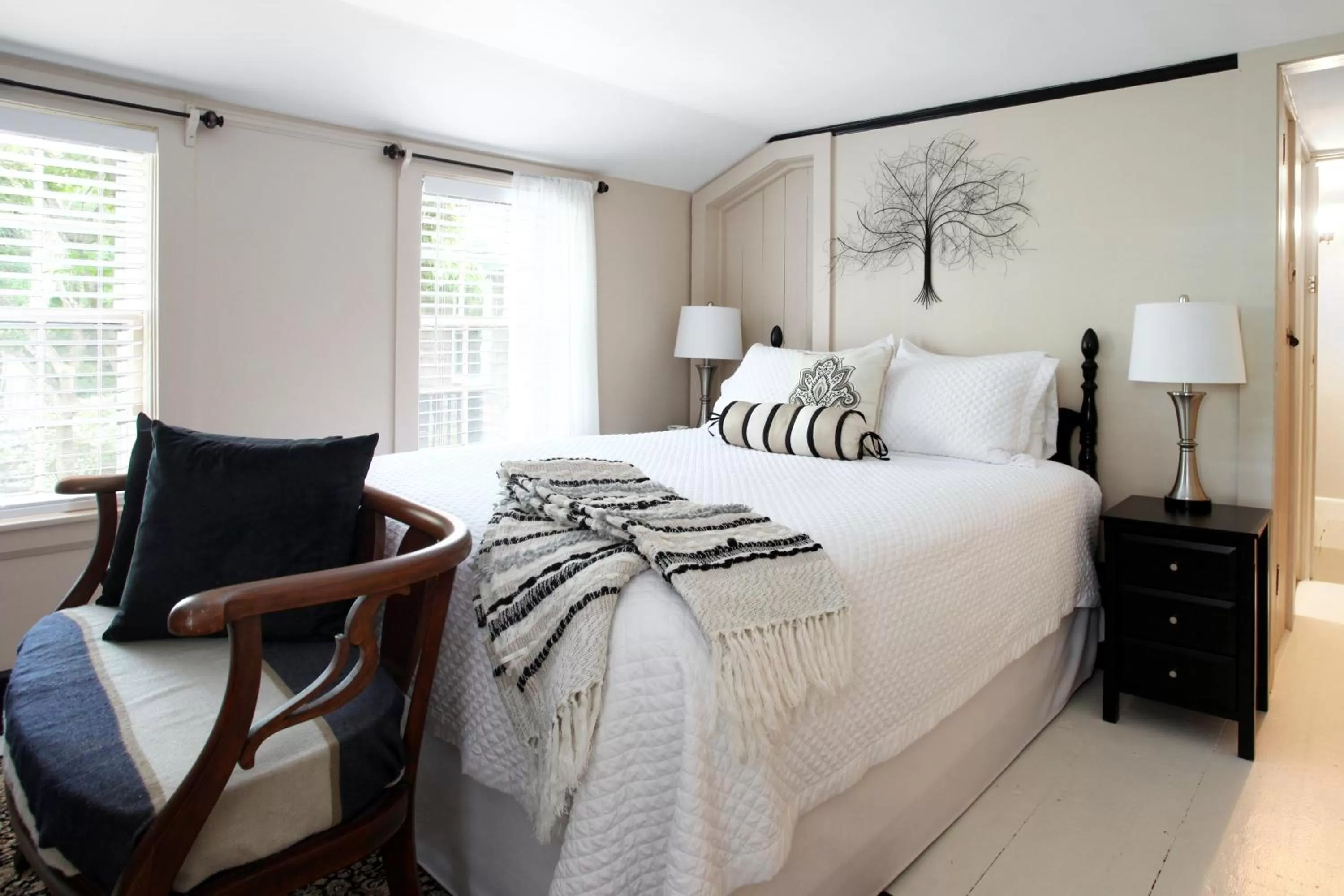 Photo of the whole room, Bed in Inn On Main