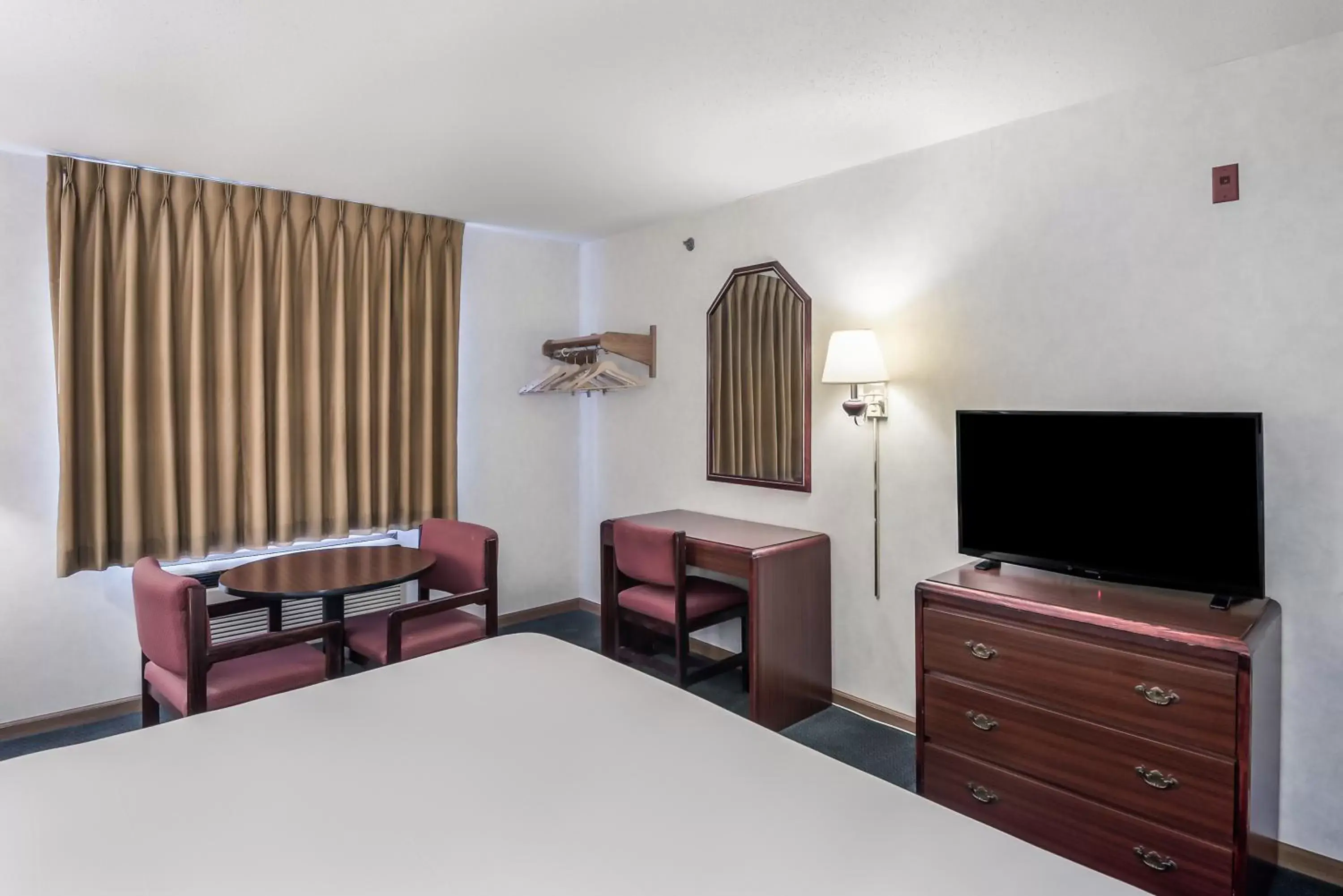 TV/Entertainment Center in Americas Best Value Inn-Wenona