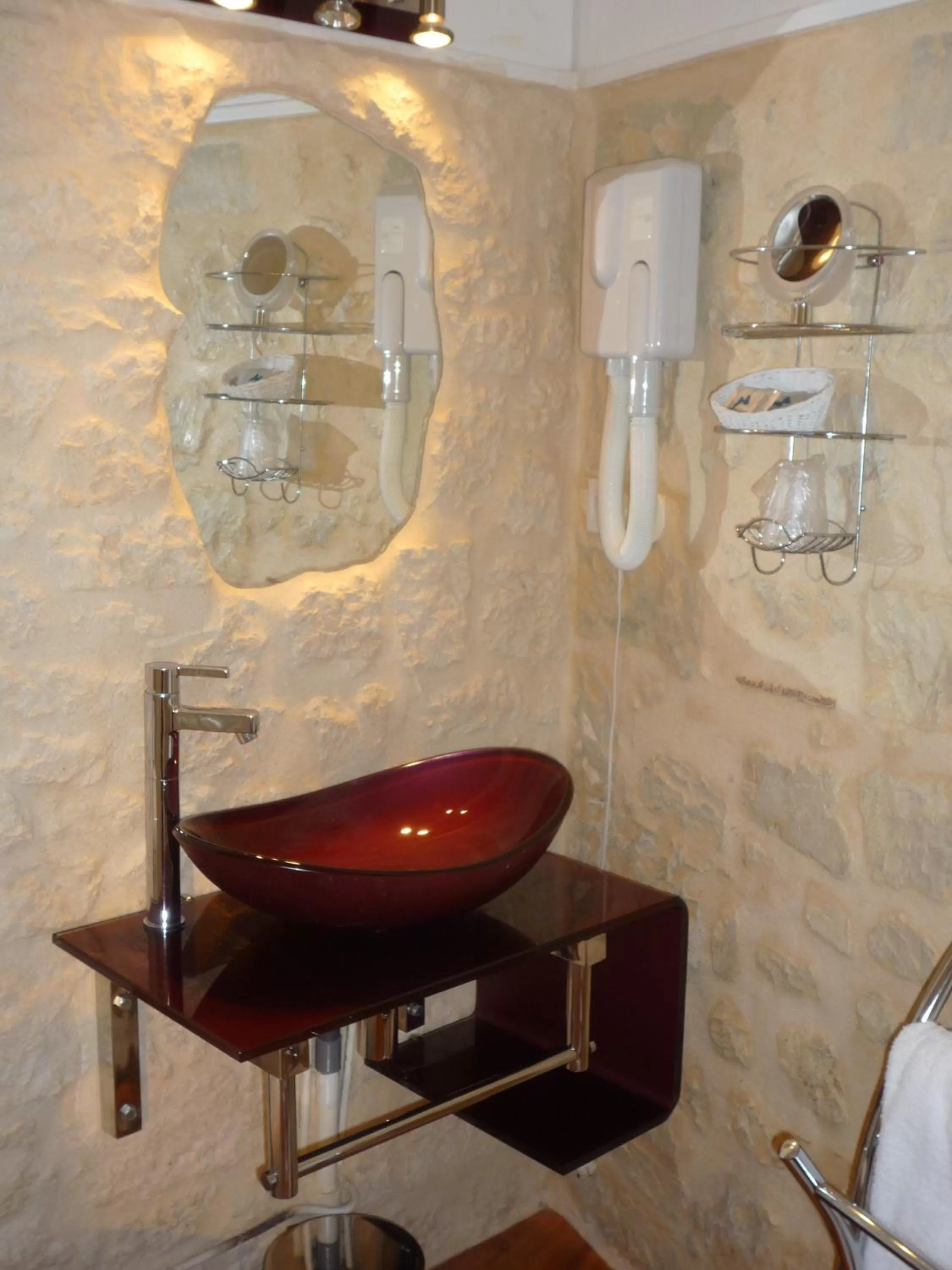 Bathroom in Hôtel Le Plantagenet