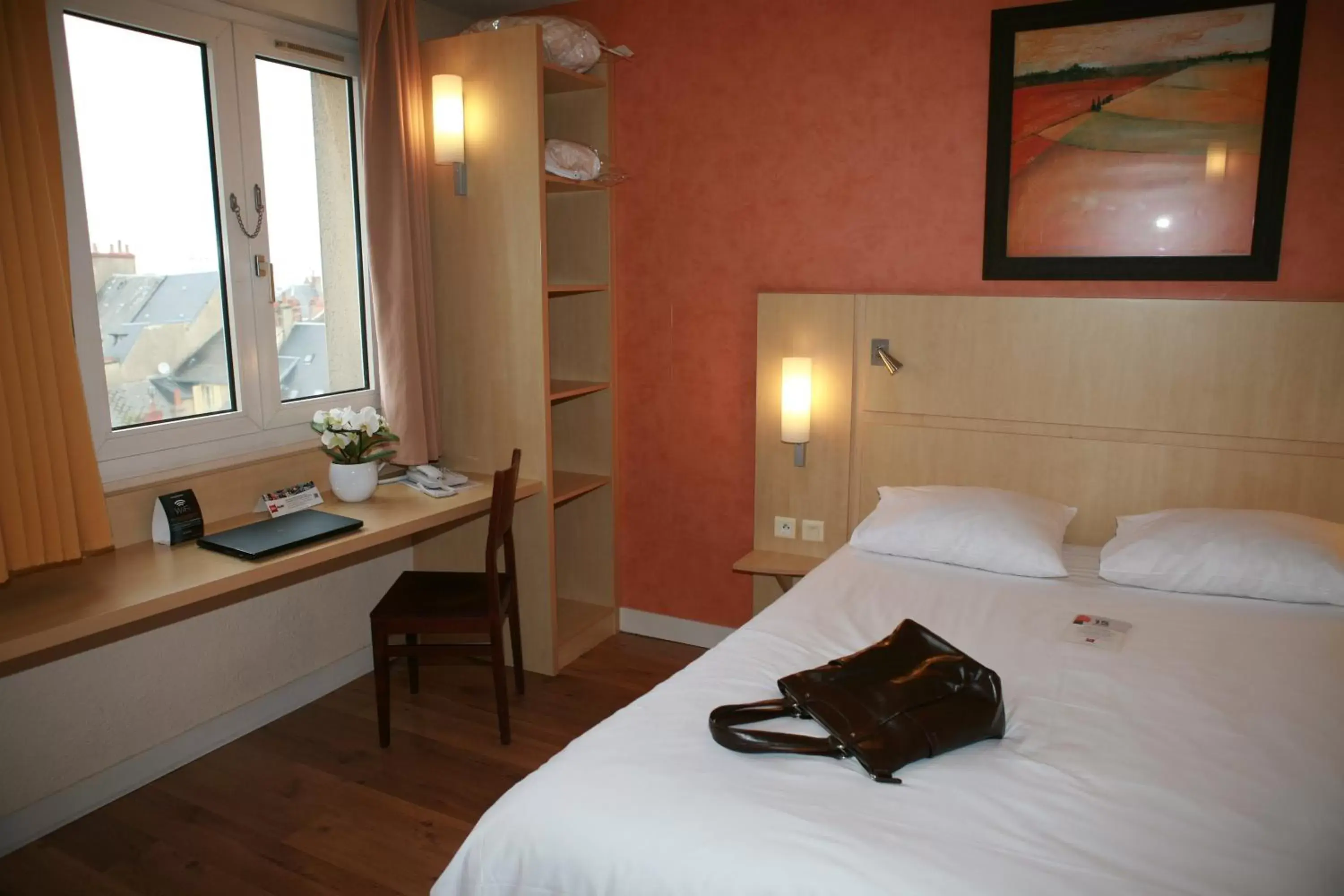 Photo of the whole room, Bed in ibis Chateauroux