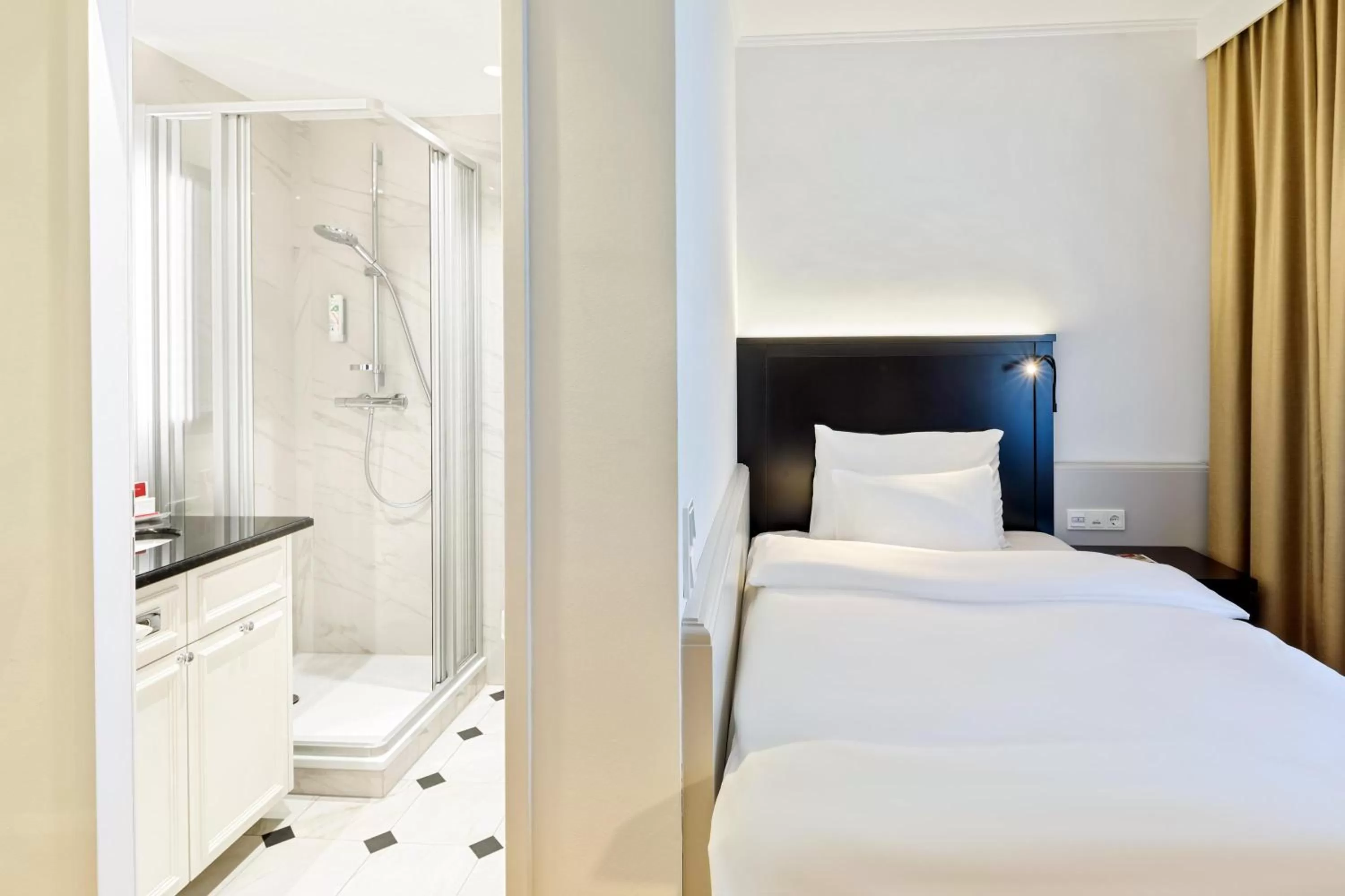 Photo of the whole room, Bed in Austria Trend Parkhotel Schönbrunn Wien