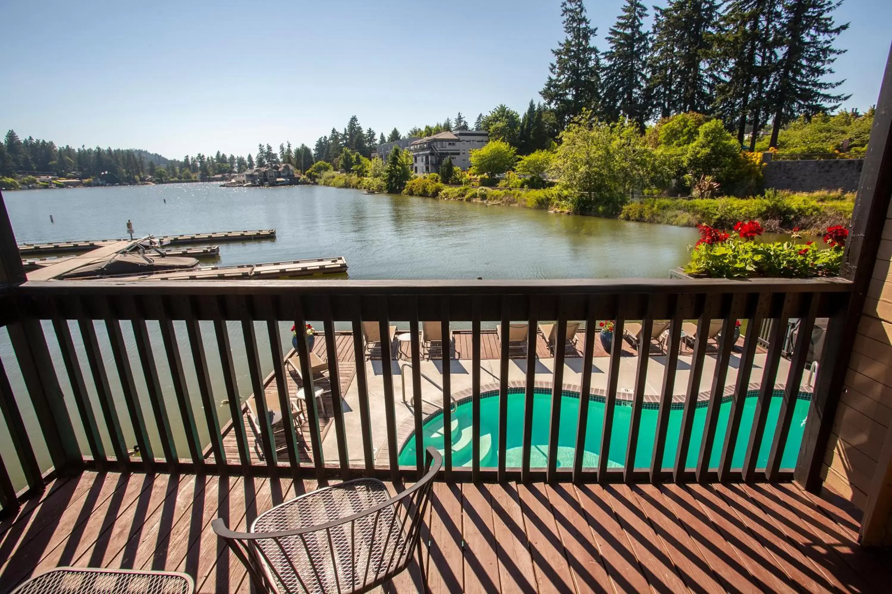 Balcony/Terrace in Lakeshore Inn