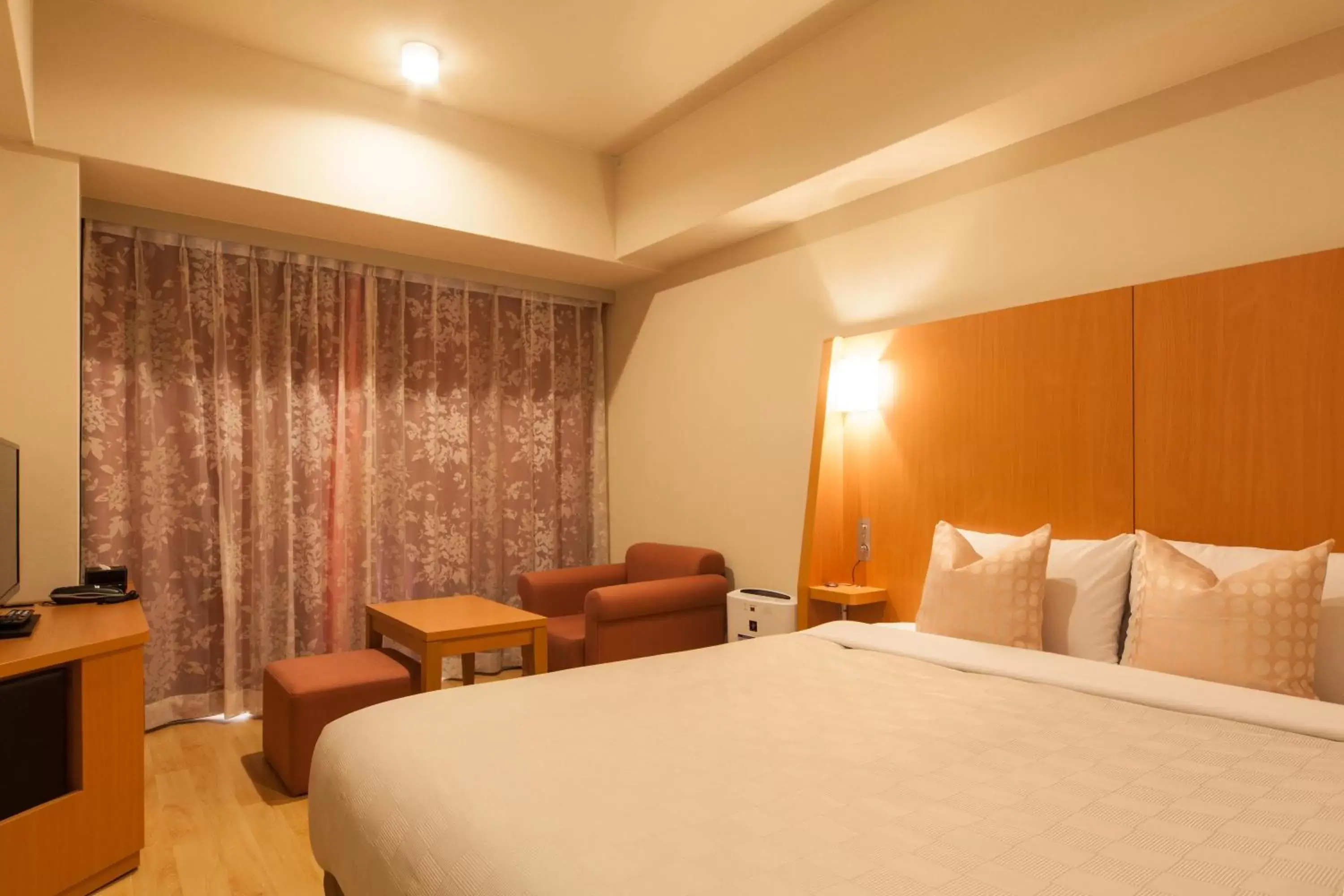 Photo of the whole room, Bed in Sakura Terrace