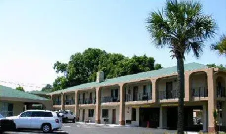 Facade/entrance, Property Building in Americas Best Value Inn-Savannah
