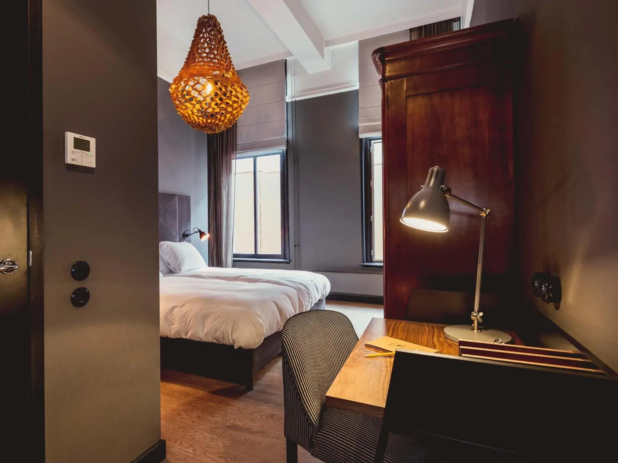 Bedroom, Bed in Post-Plaza Hotel & Grand Café