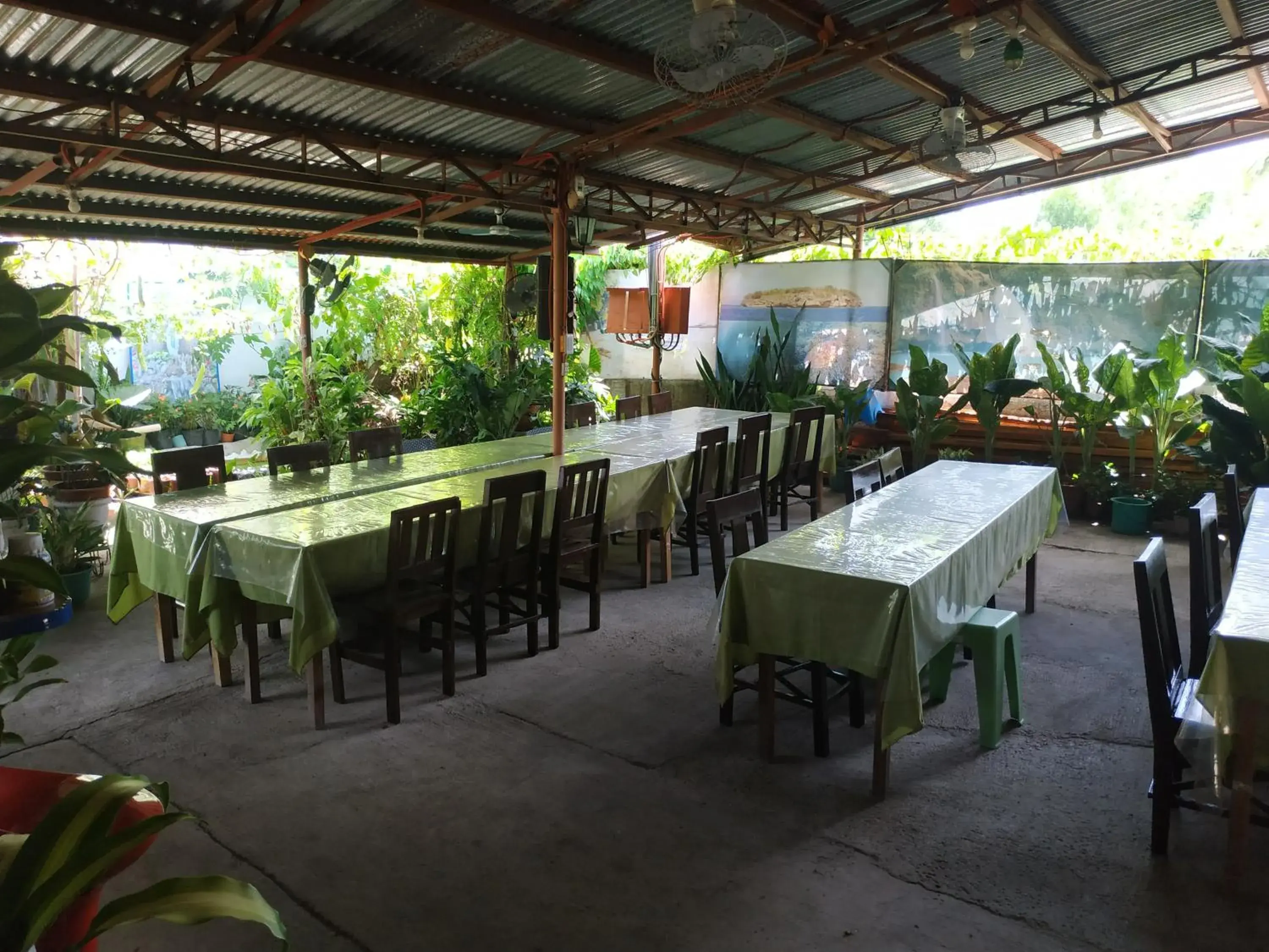 Restaurant/Places to Eat in Emok's Guest House