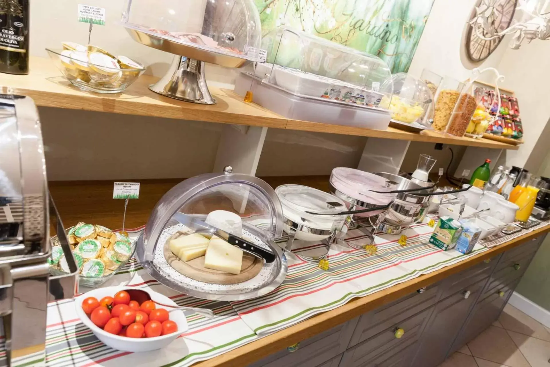 Buffet breakfast, Food in Hotel Leon d'Oro