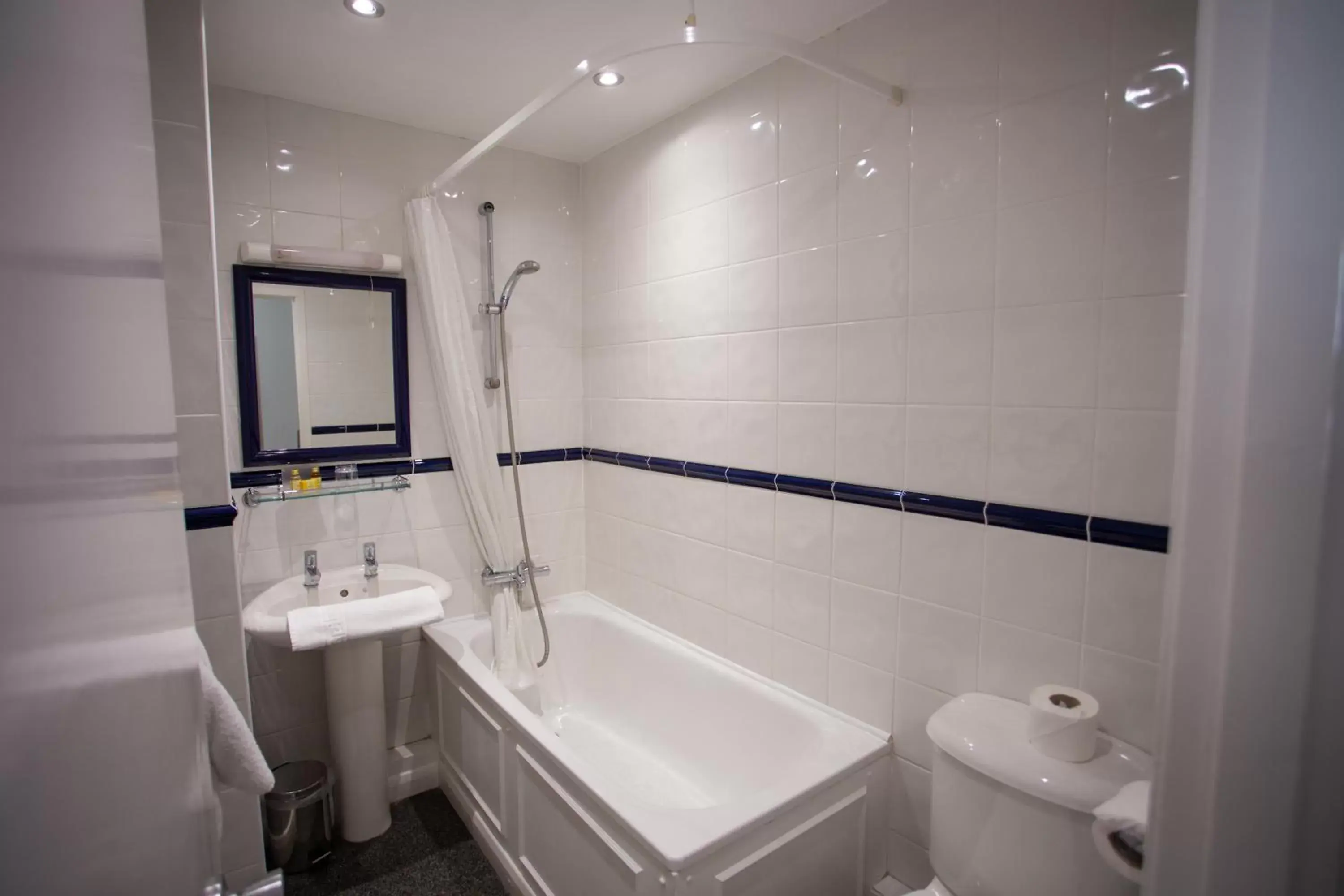 Bathroom in Mannings Hotel