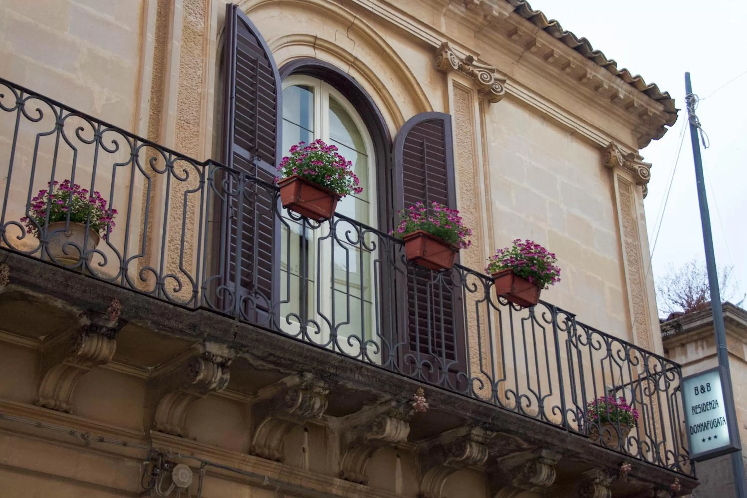 Facade/entrance in Residenza Donnafugata B&B