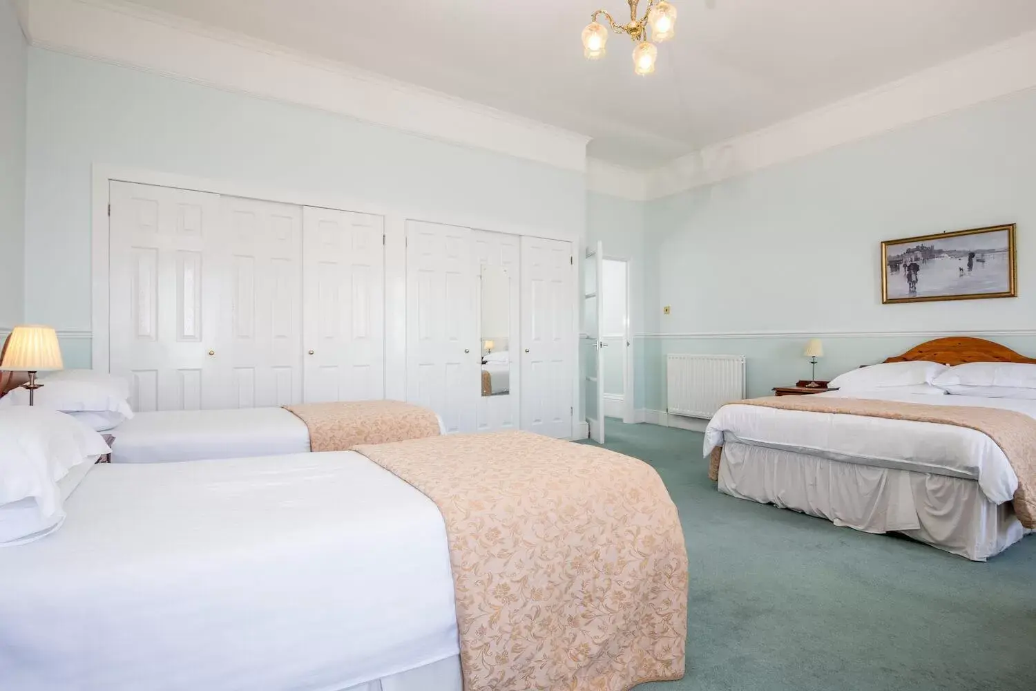 Photo of the whole room, Bed in The Queens Hotel Photo of the whole room, Bed in The Queens Hotel