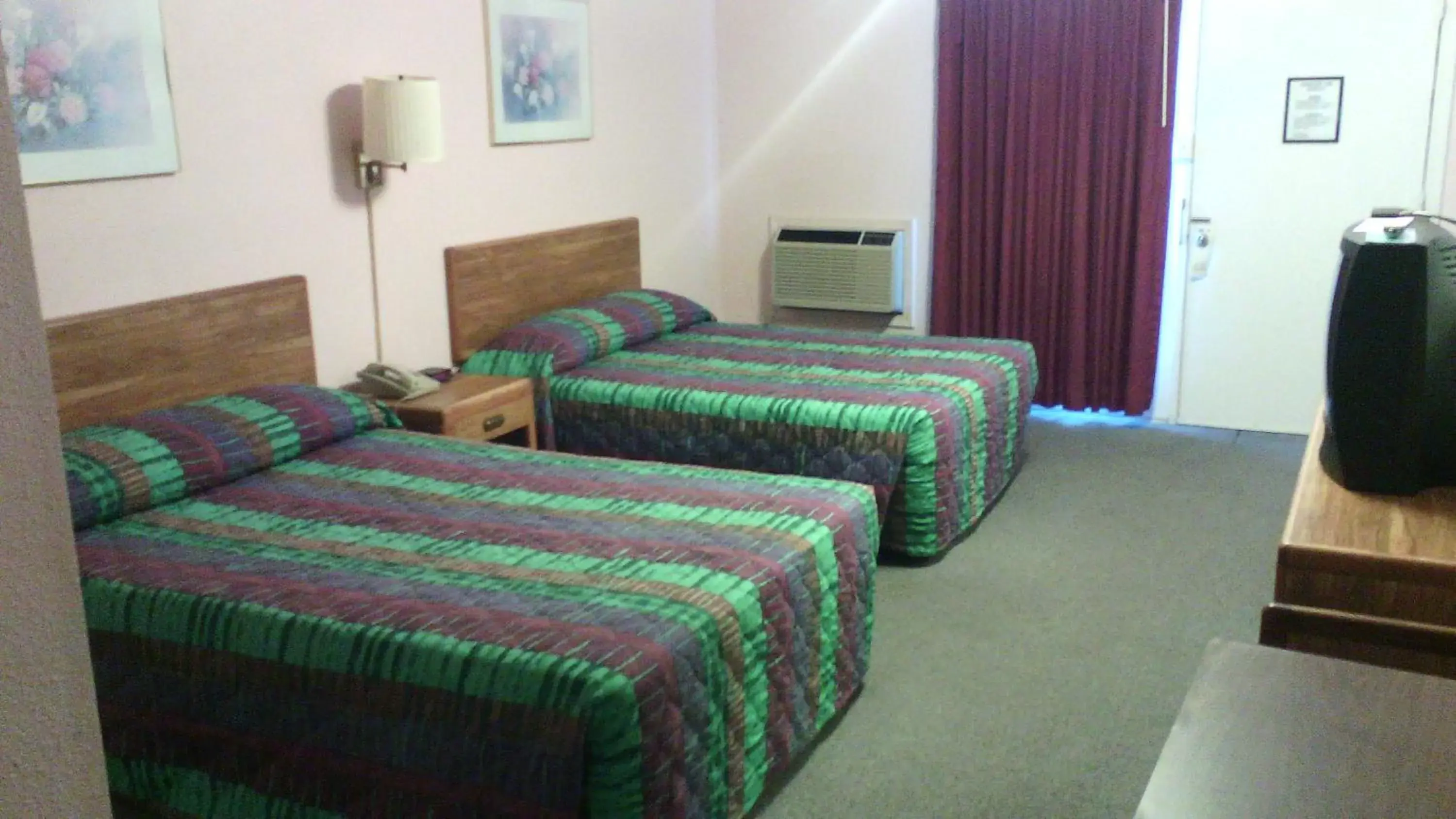 Photo of the whole room, Room Photo in Mountain Country Motor Inn