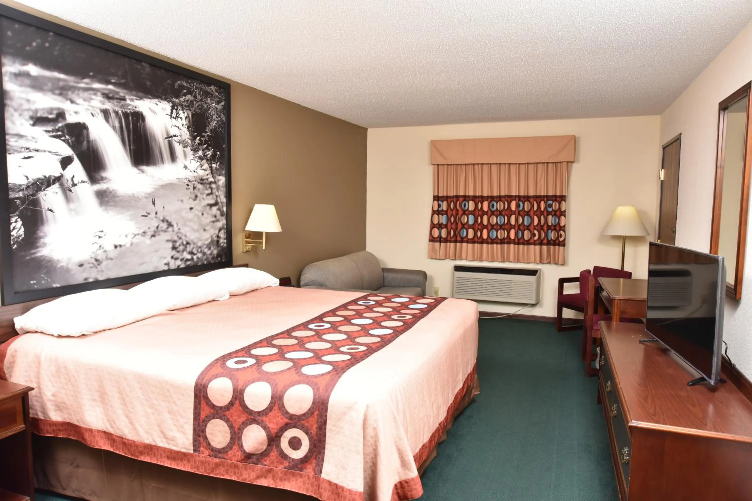 Bed in Super 8 by Wyndham Springfield-Battlefield