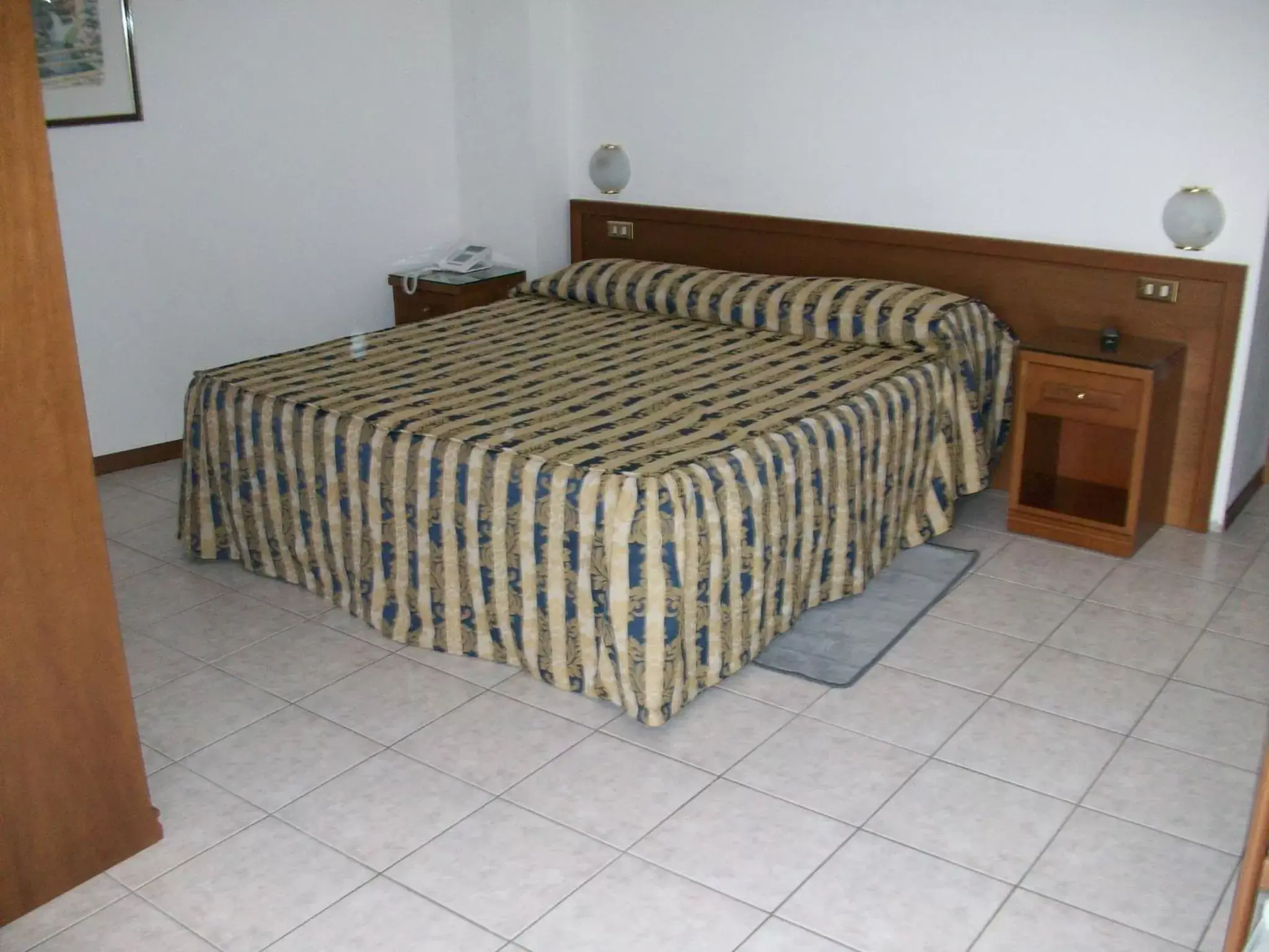 Bed in Hotel Santorotto