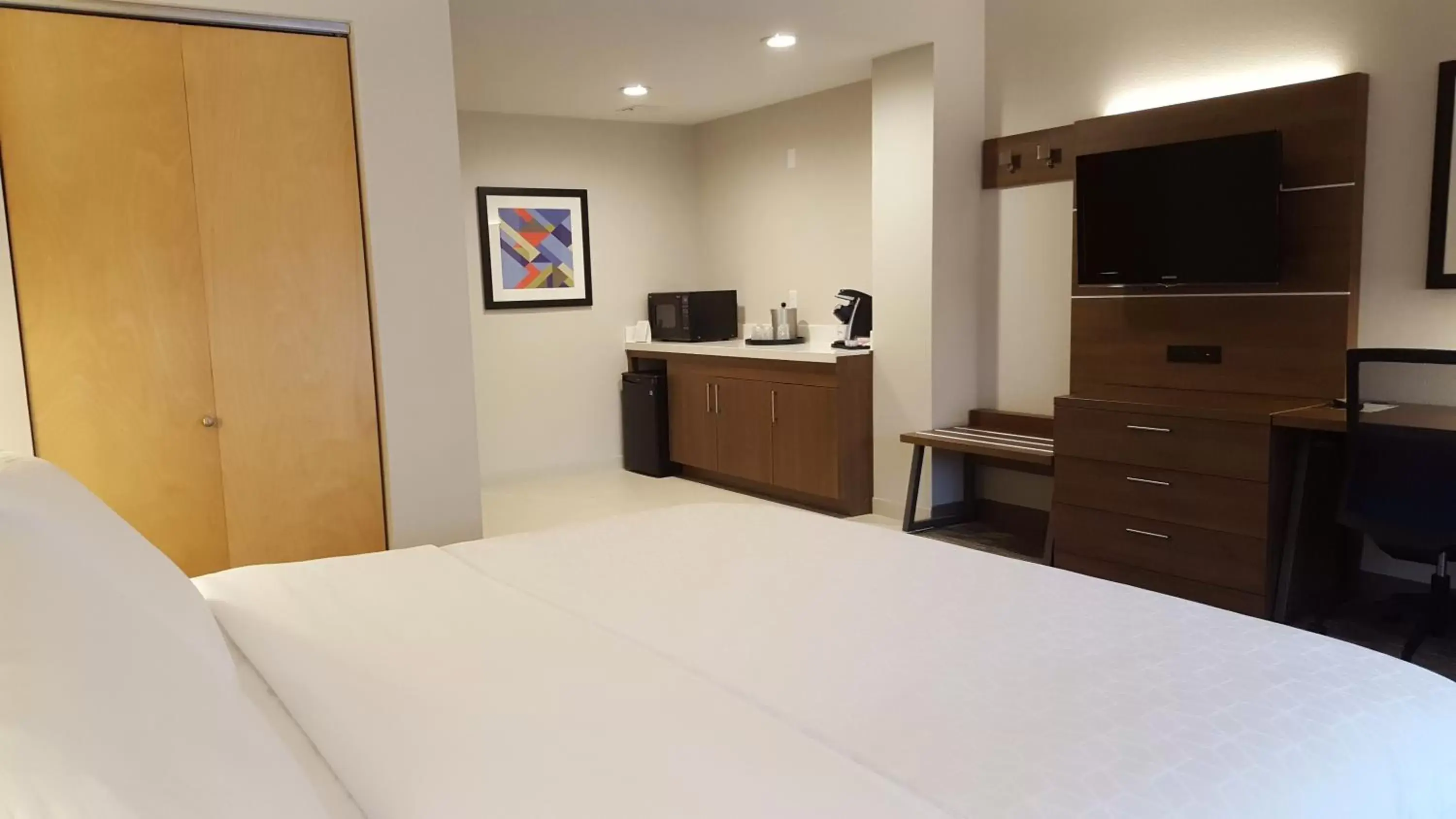 Communal lounge/ TV room, Bed in Holiday Inn Express Fremont - Milpitas Central, an IHG Hotel