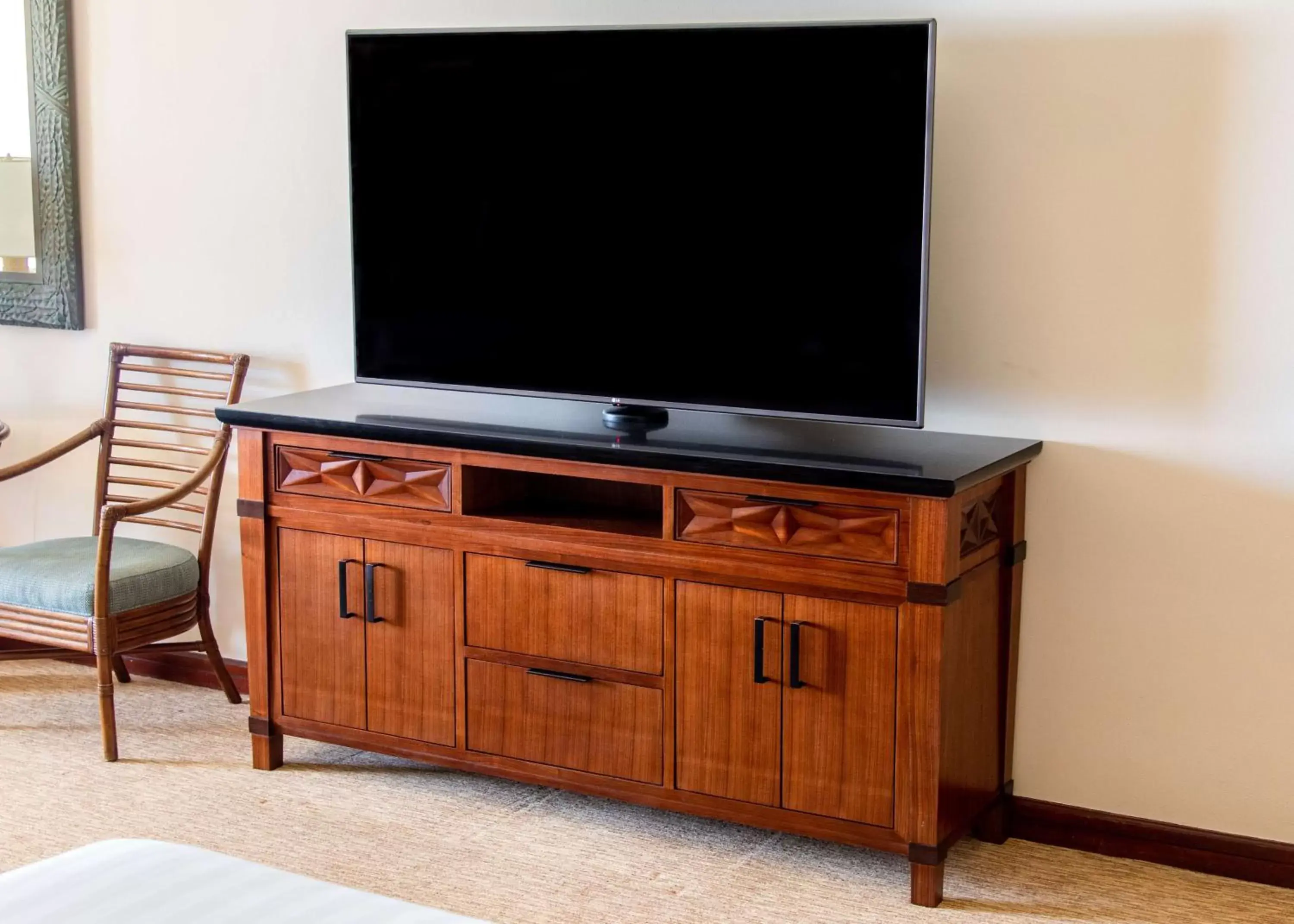 Bedroom, TV/Entertainment Center in Grand Hyatt Kauai Resort & Spa