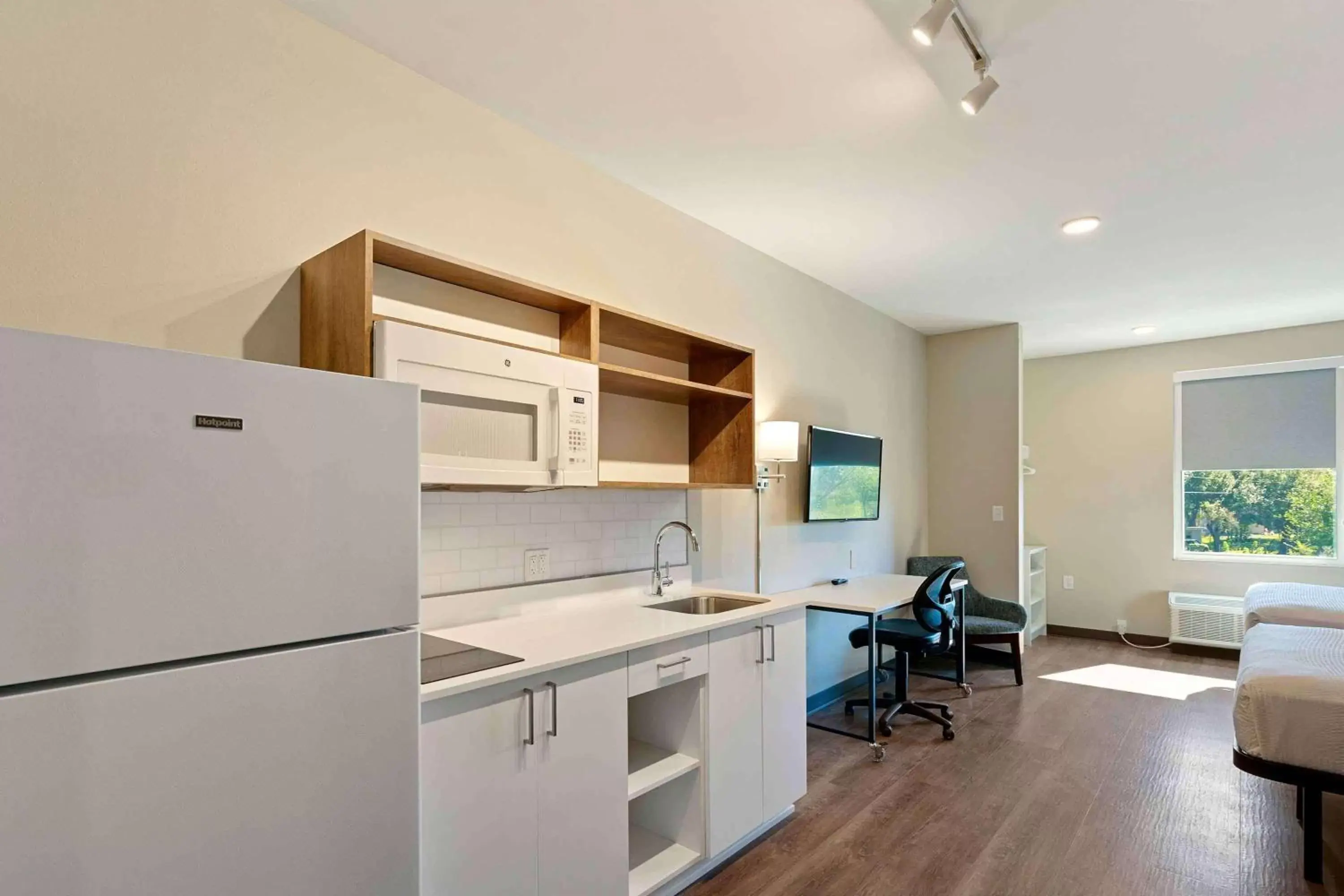 Bedroom, Kitchen/Kitchenette in Extended Stay America Premier Suites - Daytona Beach - Ormond Beach