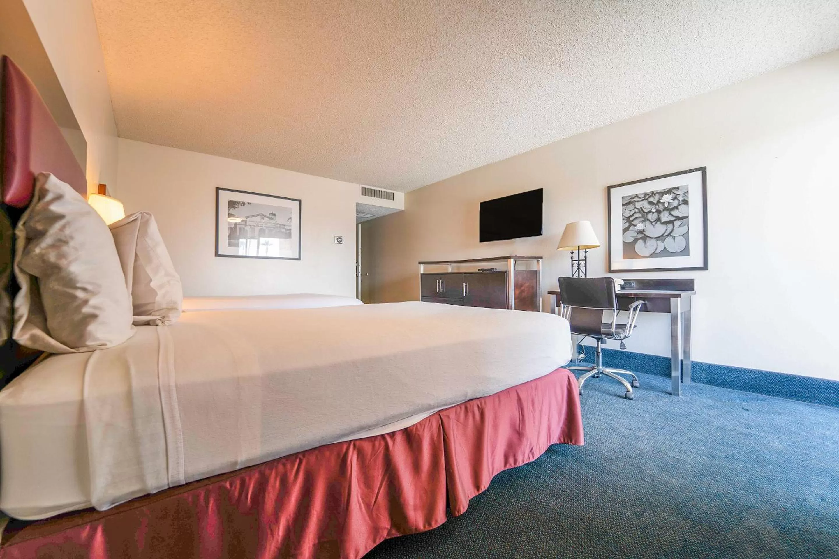 Bedroom, Bed in Royal Plaza Inn