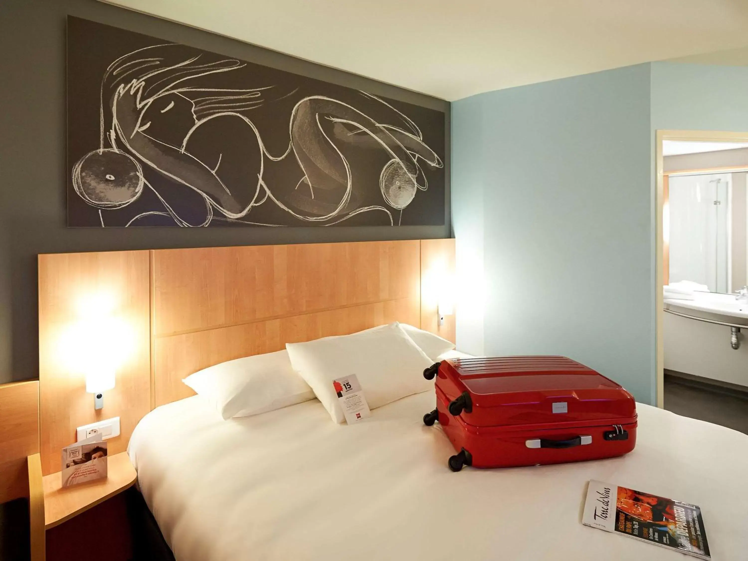 Photo of the whole room, Bed in ibis Les Herbiers