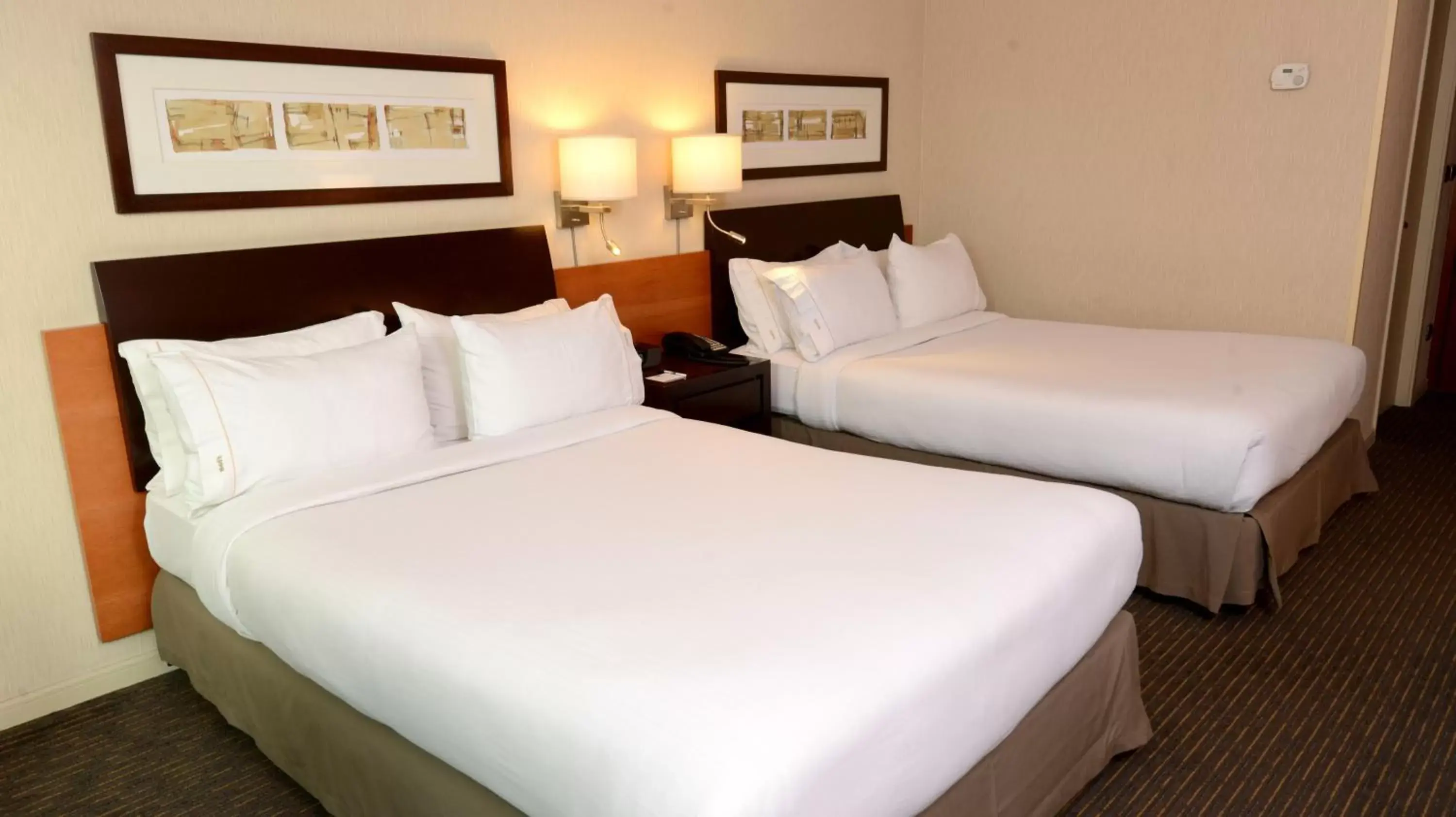 Photo of the whole room, Bed in Holiday Inn Express Santiago Las Condes, an IHG Hotel