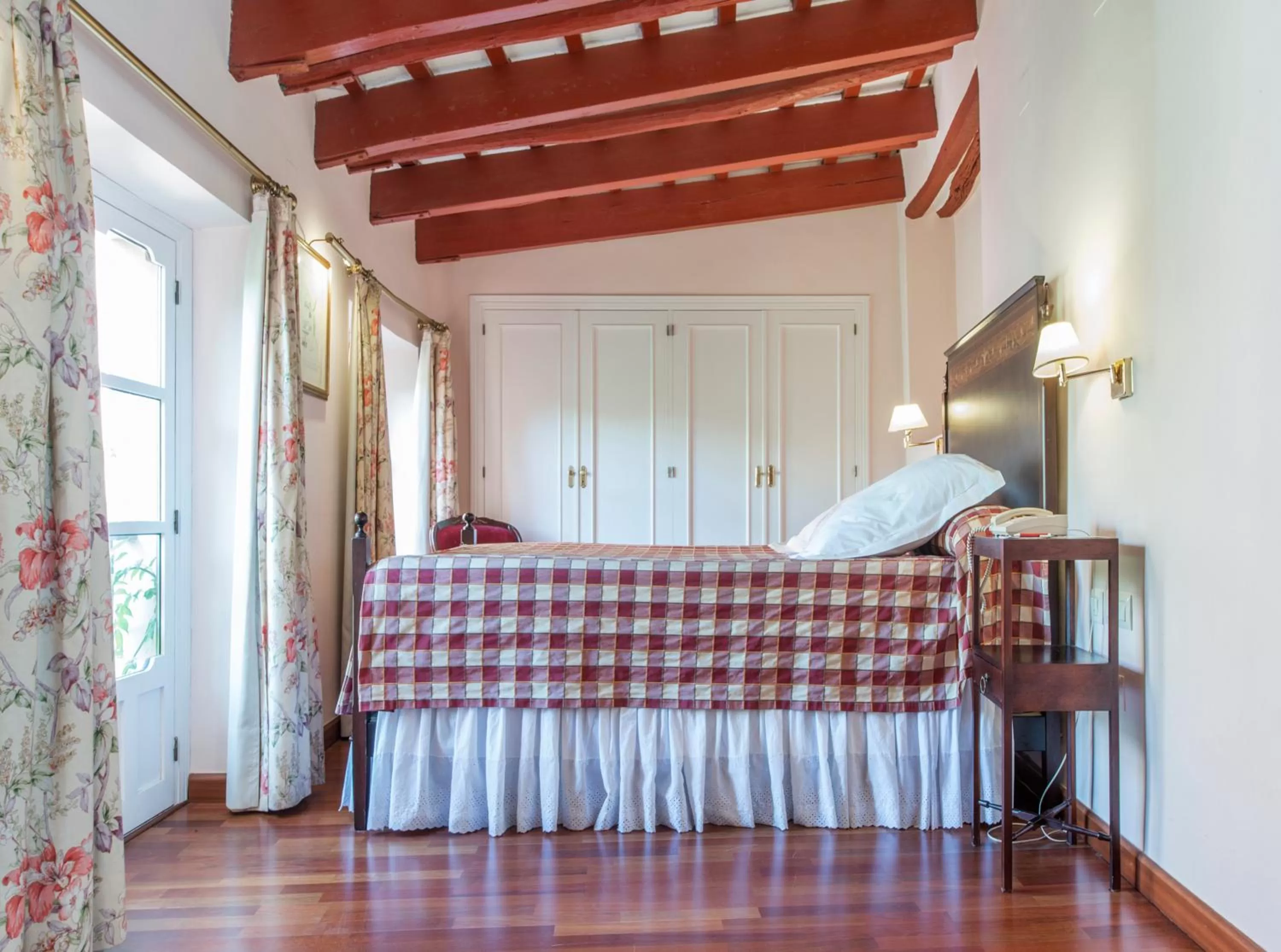 Photo of the whole room, Bed in Hotel Las Casas de la Judería
