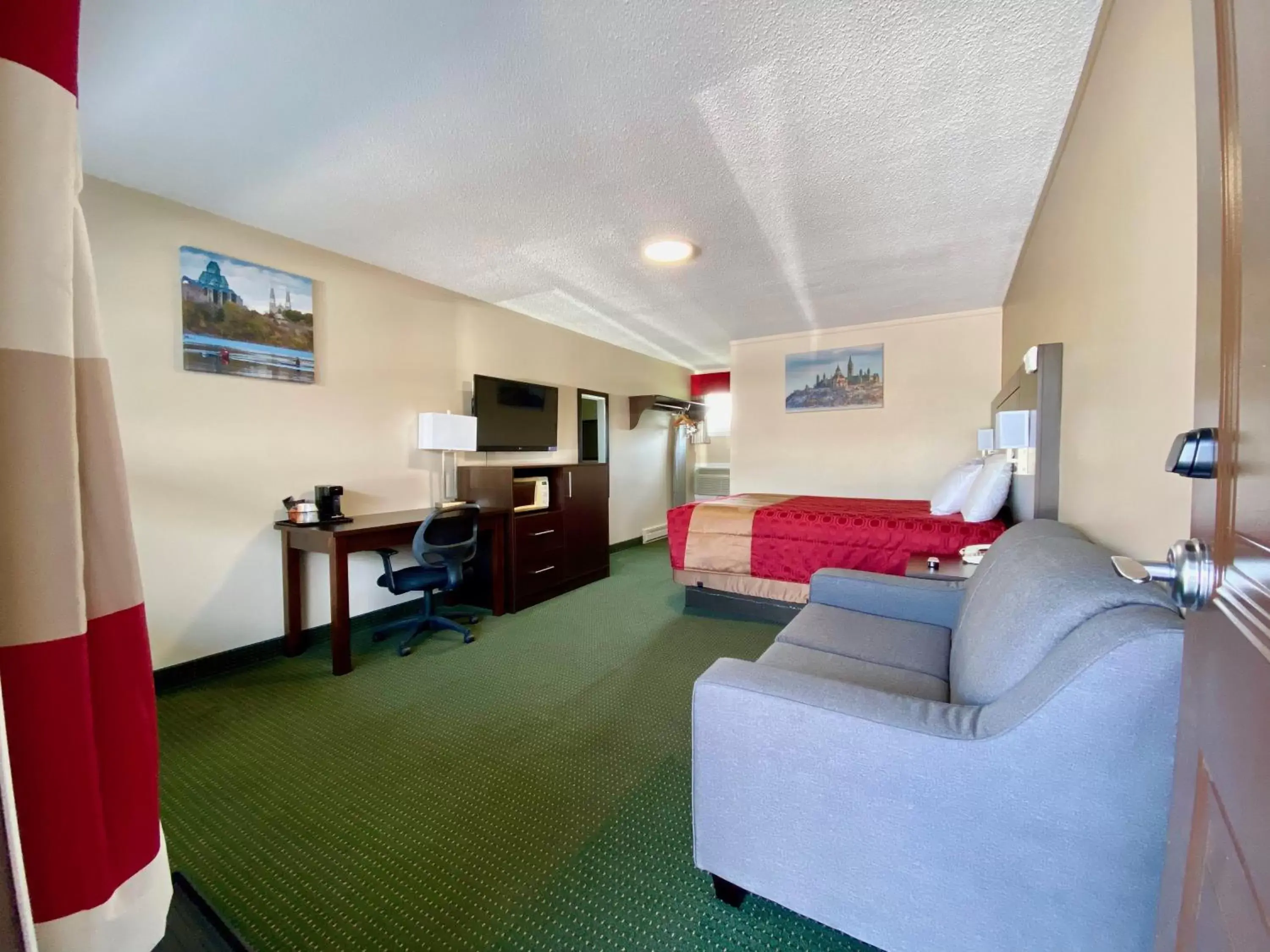 Photo of the whole room, Seating Area in Colonial House Motor Inn