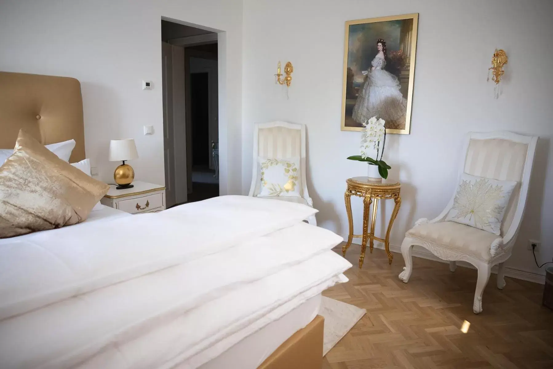 Photo of the whole room, Bed in Schloss Breitenfeld Hotel & Tagung