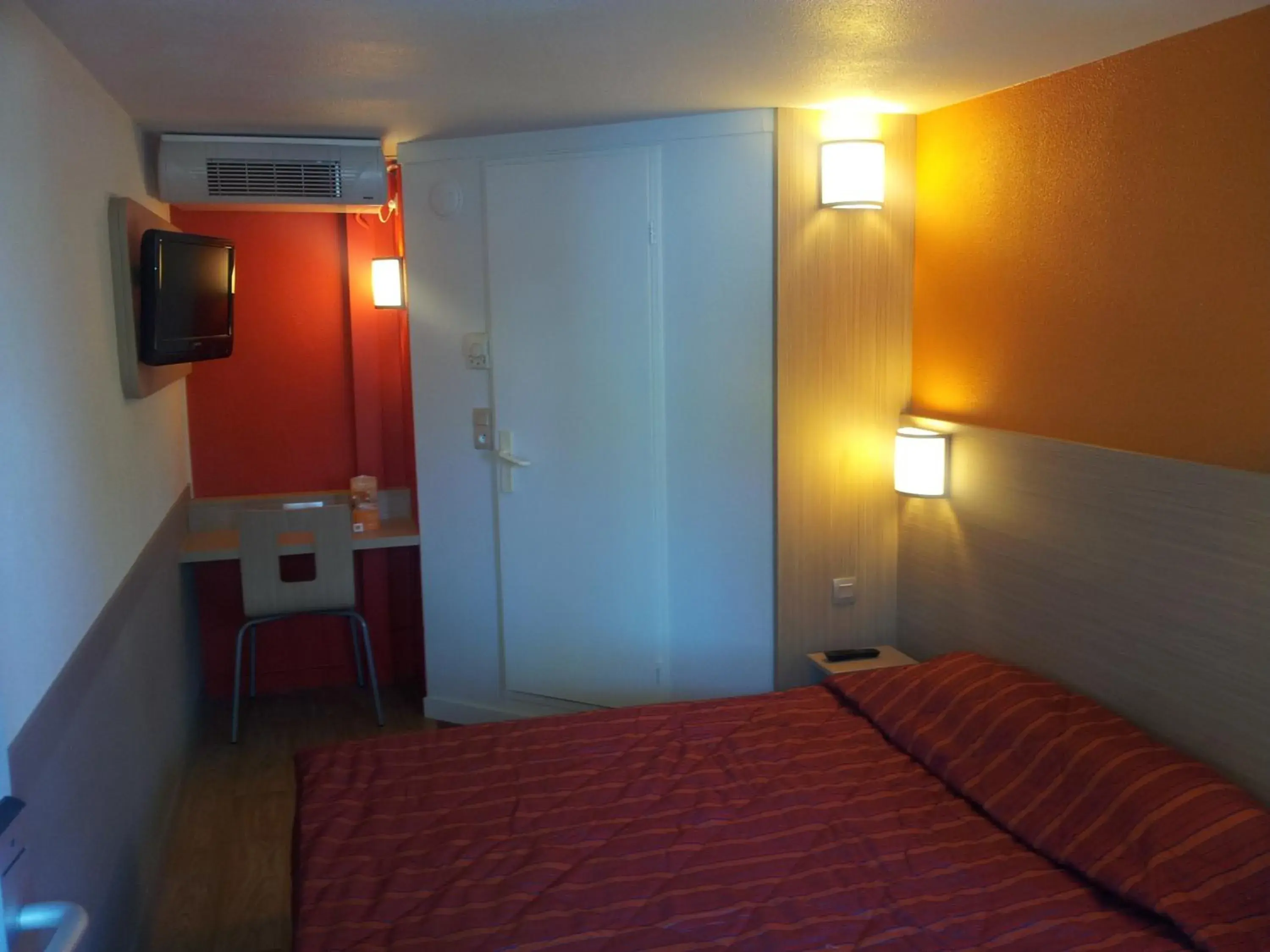 Photo of the whole room, Bed in Premiere Classe Lyon Est Aeroport Saint Exupery
