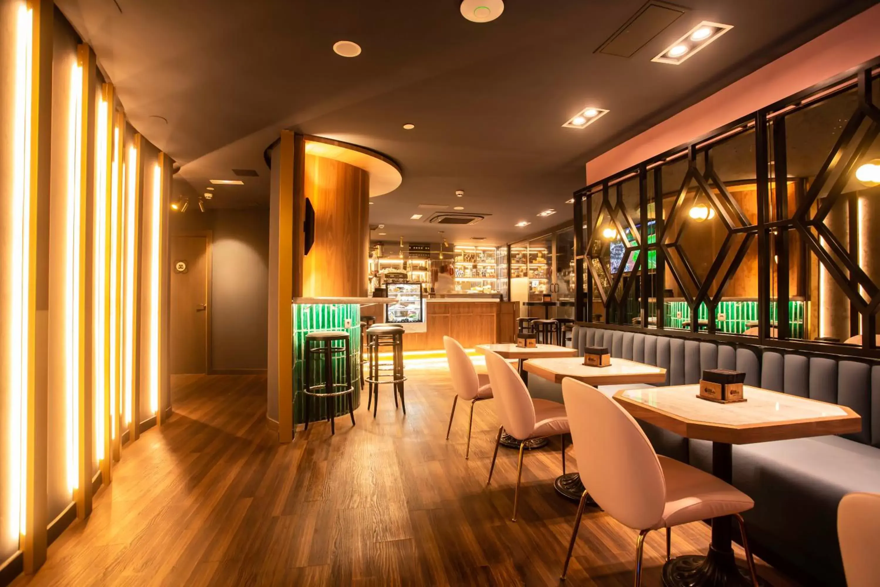 Lounge or bar, Restaurant/Places to Eat in Hotel Indigo Madrid - Gran Via, an IHG Hotel