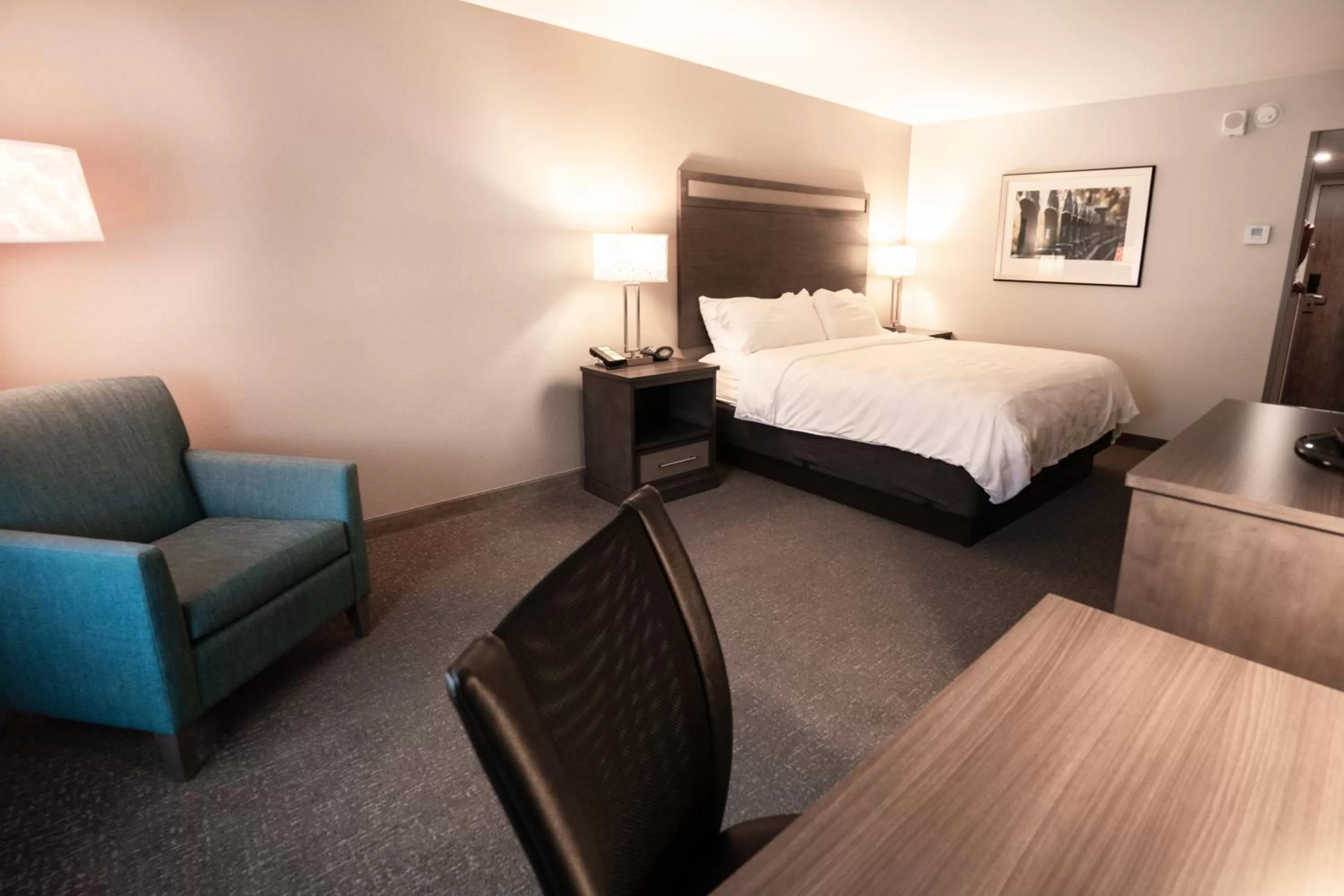 Photo of the whole room, Bed in Holiday Inn Kearney by IHG