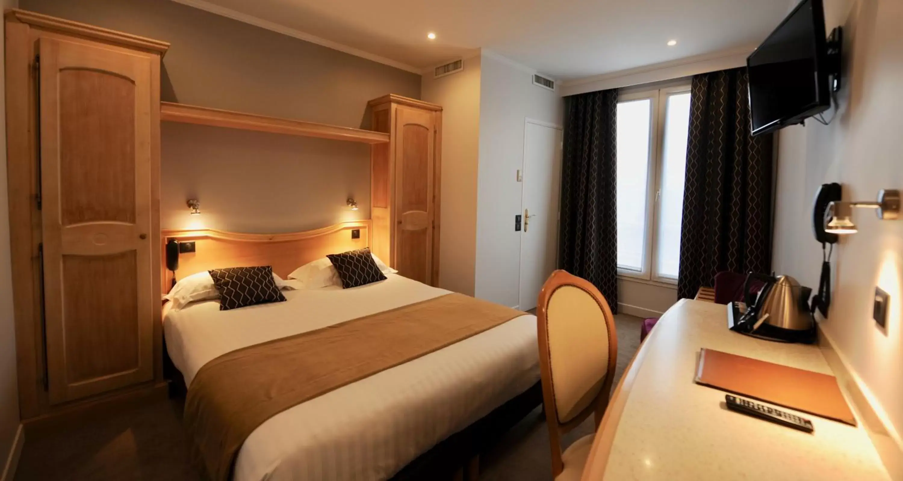 Photo of the whole room, Bed in Hôtel Du Midi Paris Montparnasse