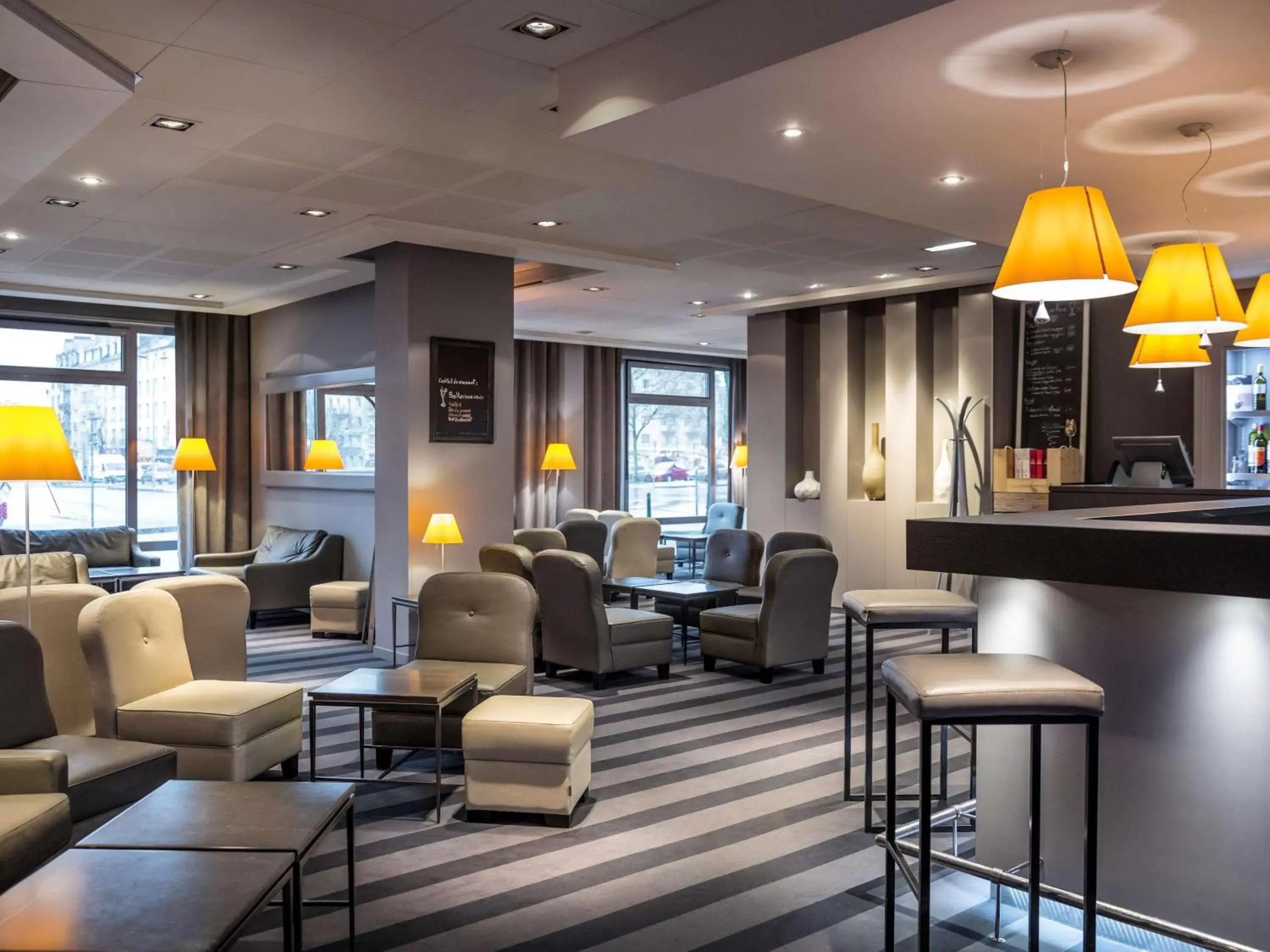 Lounge or bar, Lobby/Reception in Mercure Caen Centre Port De Plaisance