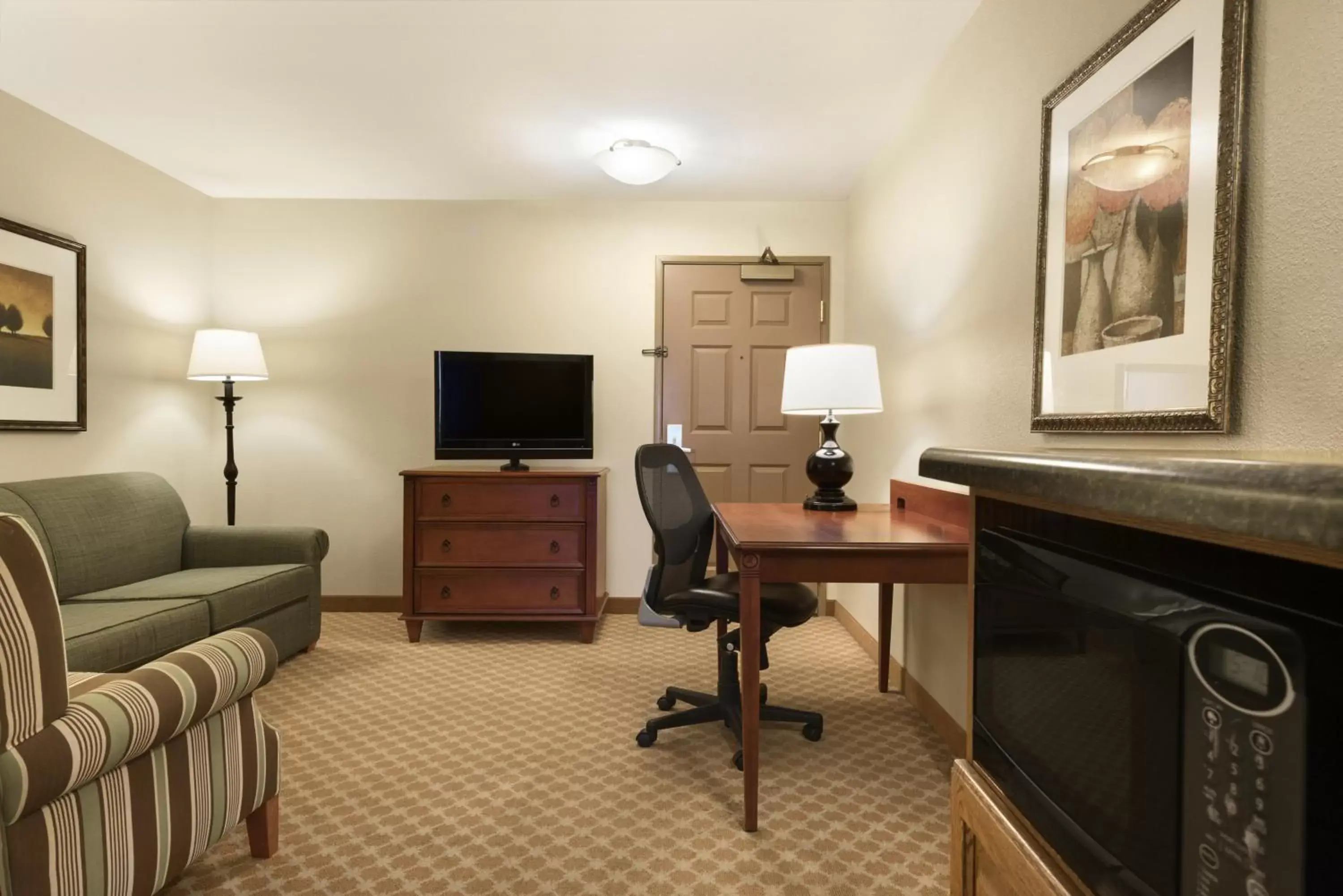 Seating area, TV/Entertainment Center in Country Inn & Suites by Radisson, Peoria North, IL